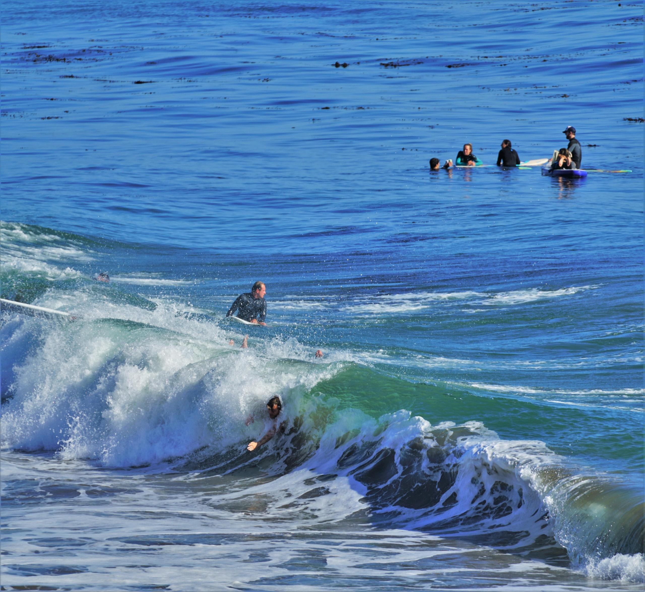 surfistas nas ondas