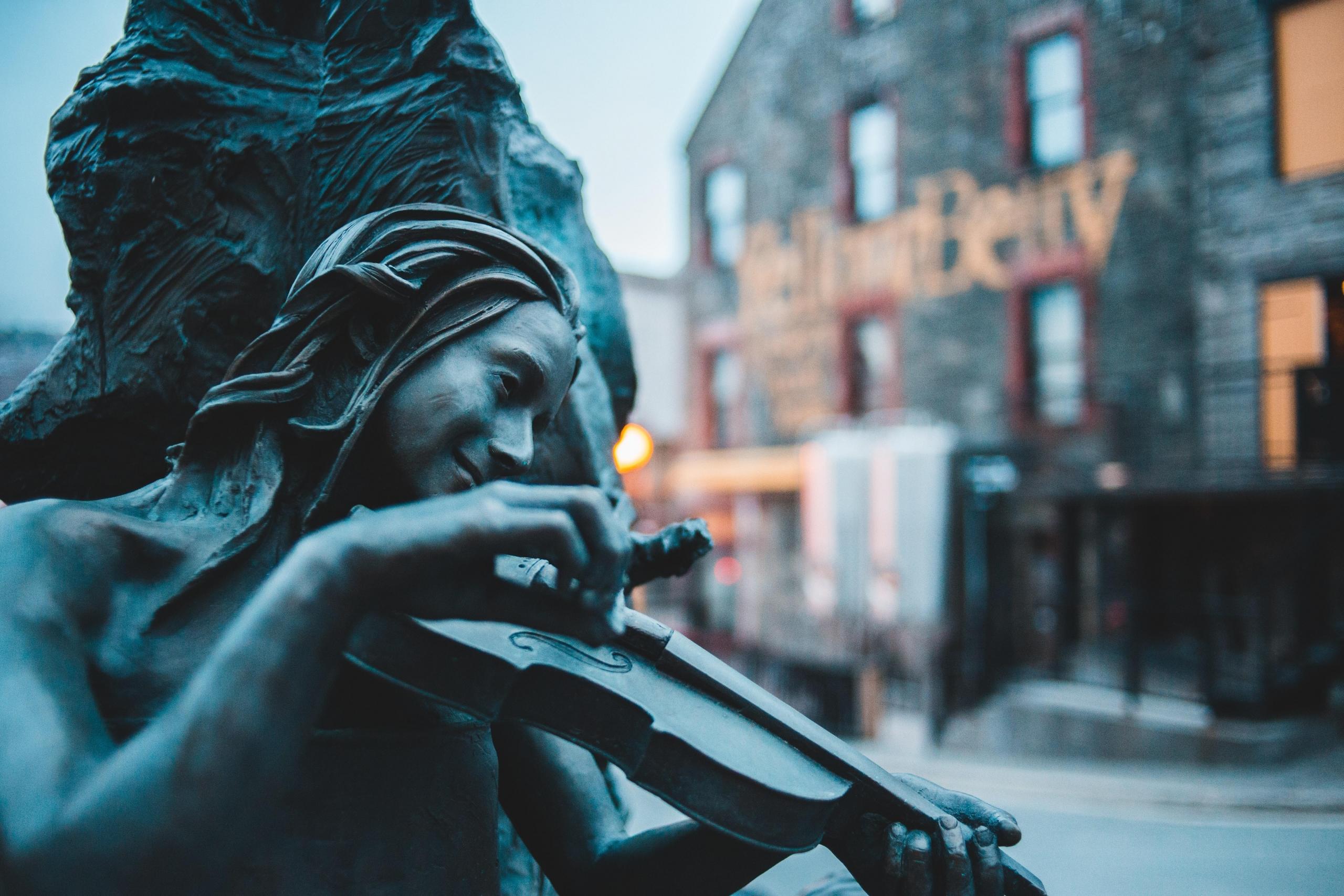 estatua a tocar violino