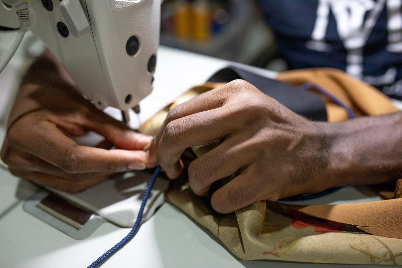 Utilize a máquina de costura para as suas próprias criações