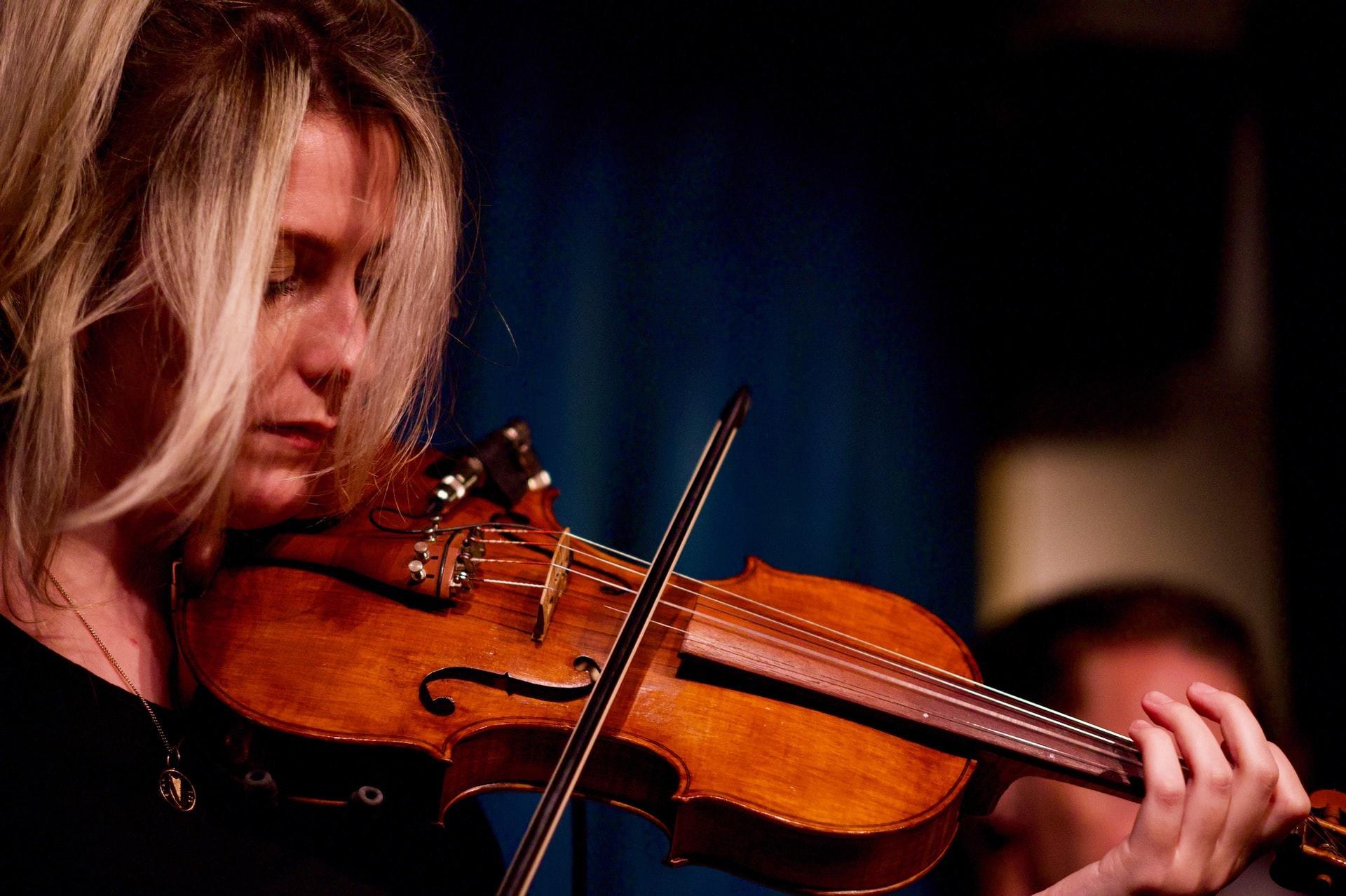 mulher loira a tocar violino