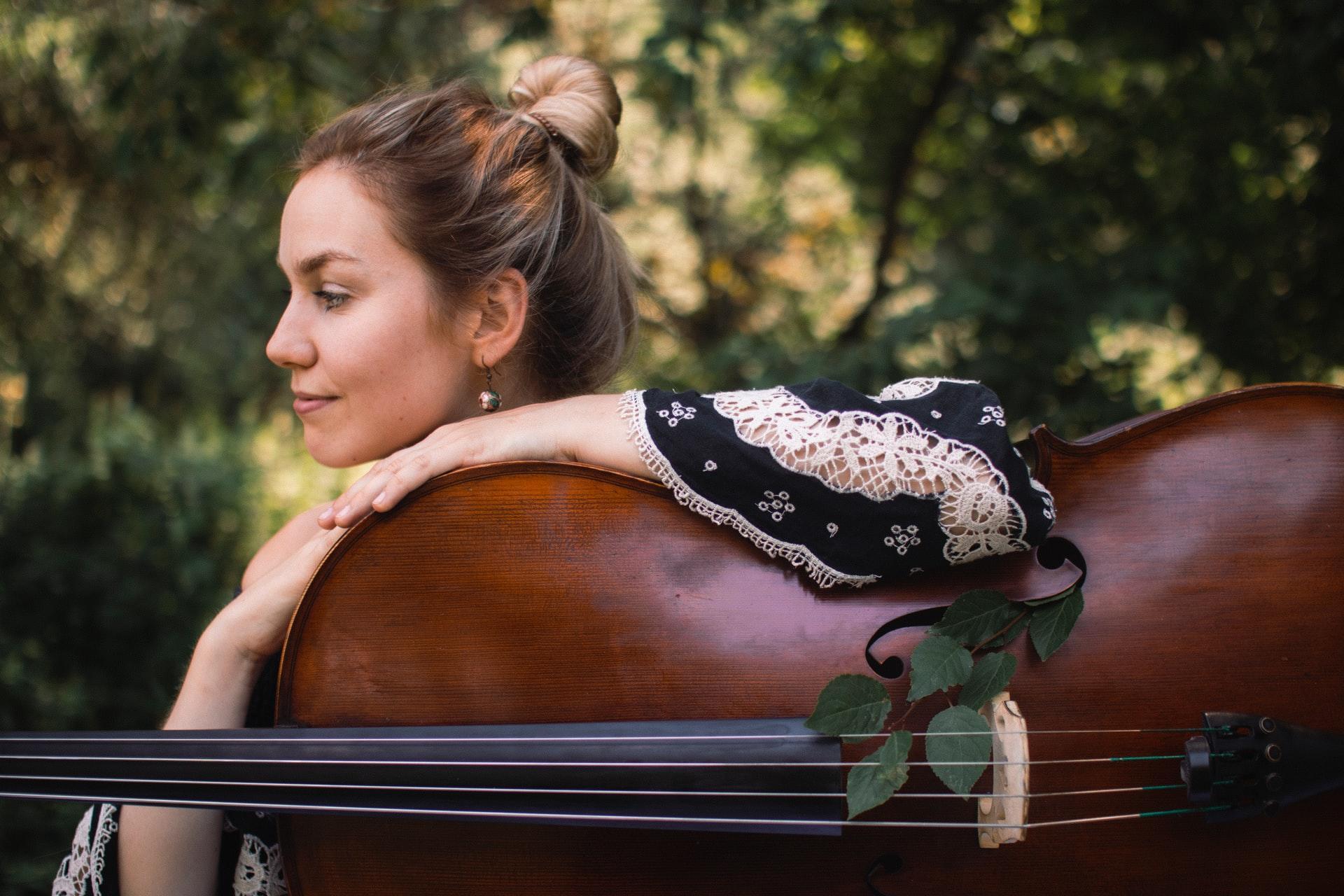 mulher encostada a um violino