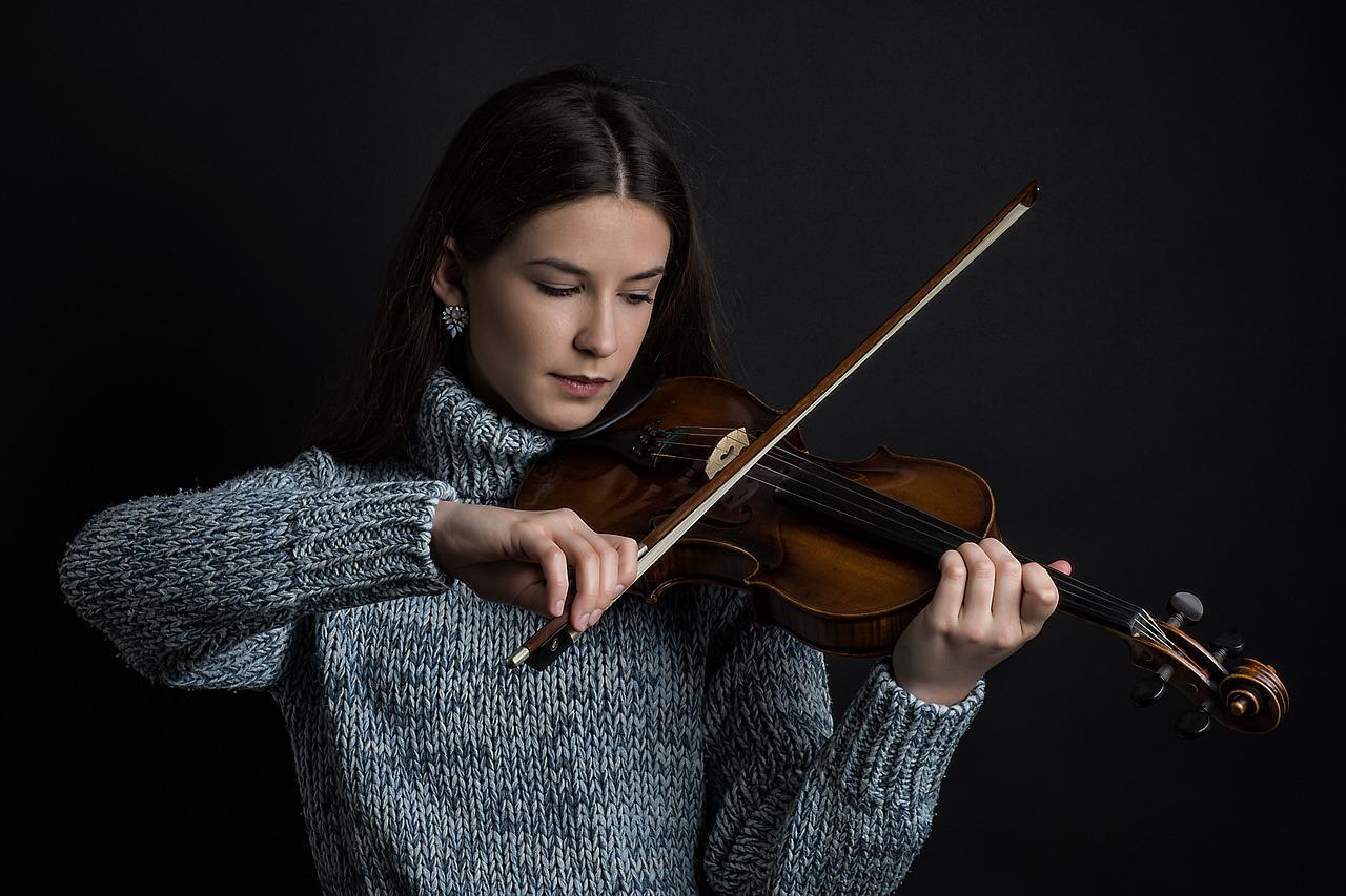 mulher com violino em fundo preto