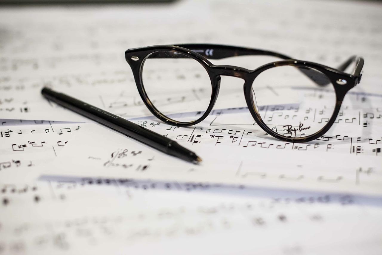 oculos e caneta em partitura
