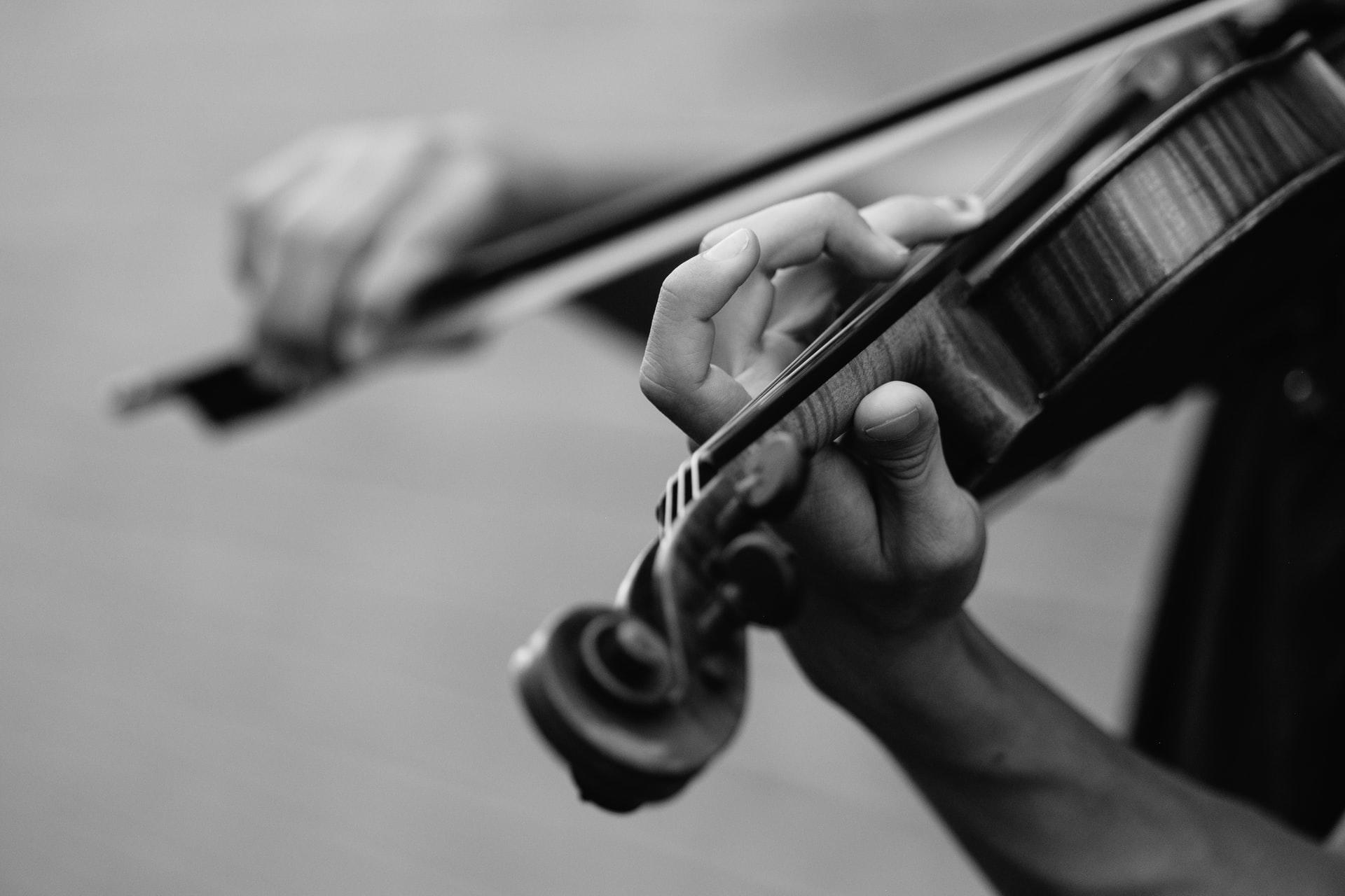 mãos a segurar num violino