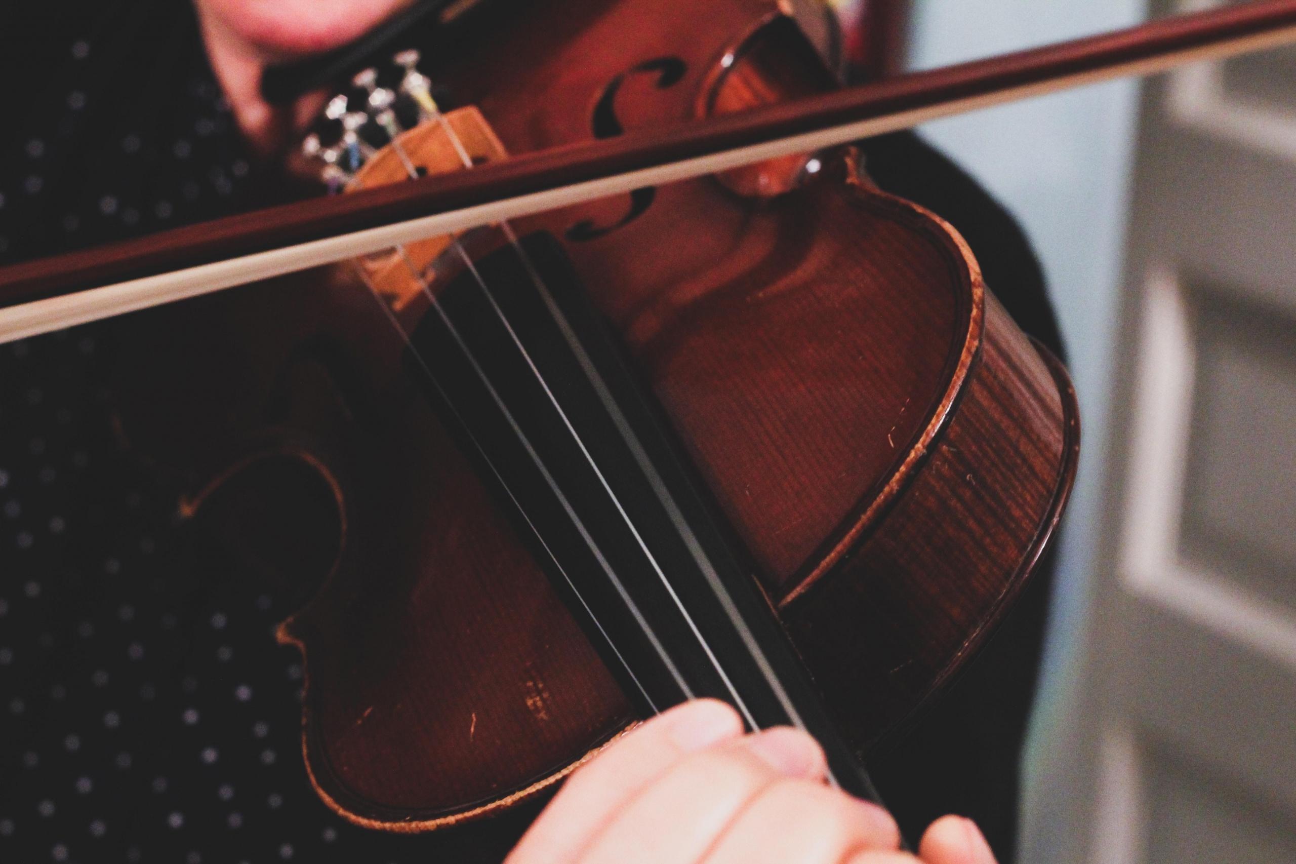 pessoa a tocar violino