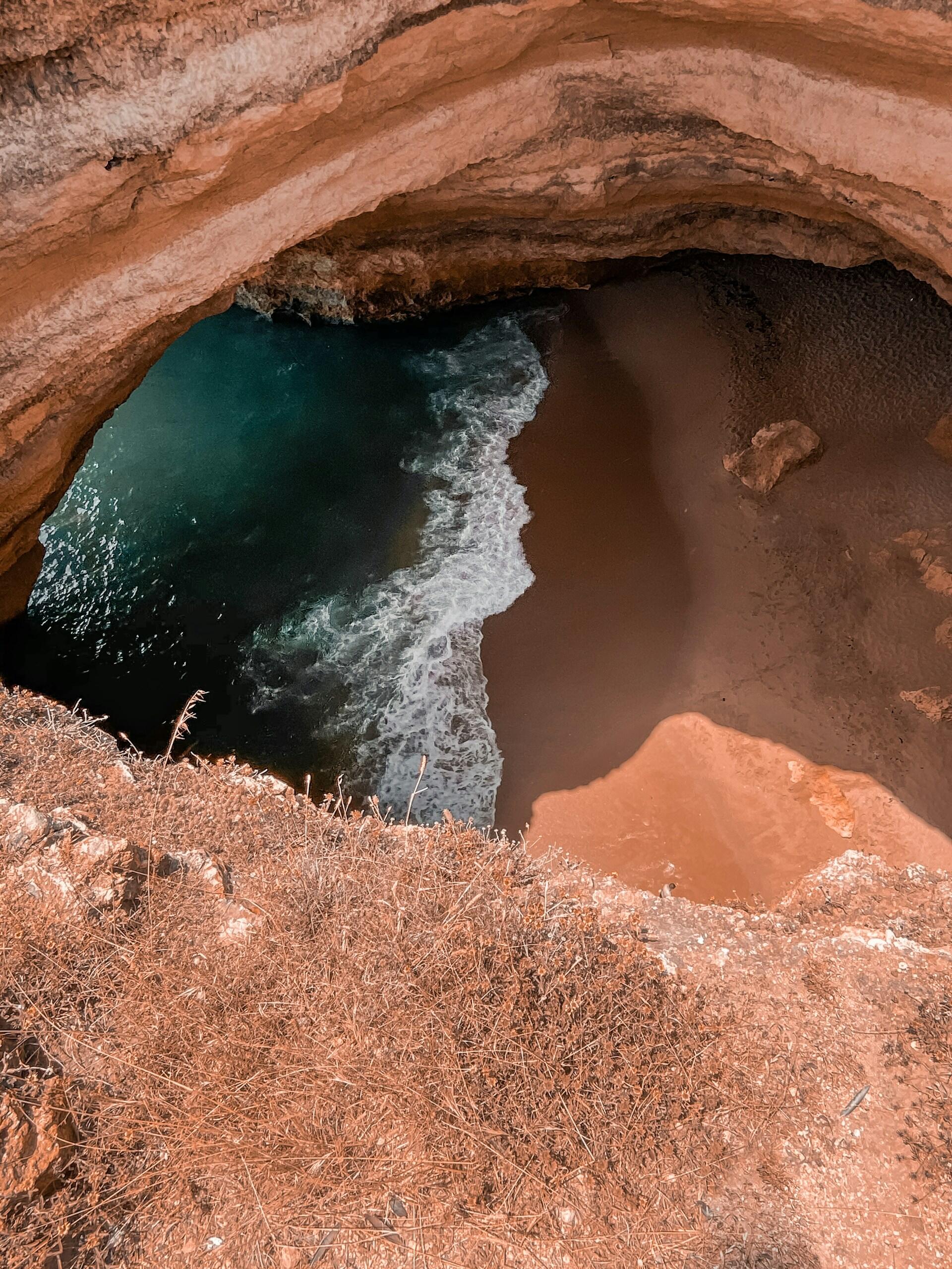 gruta na praia