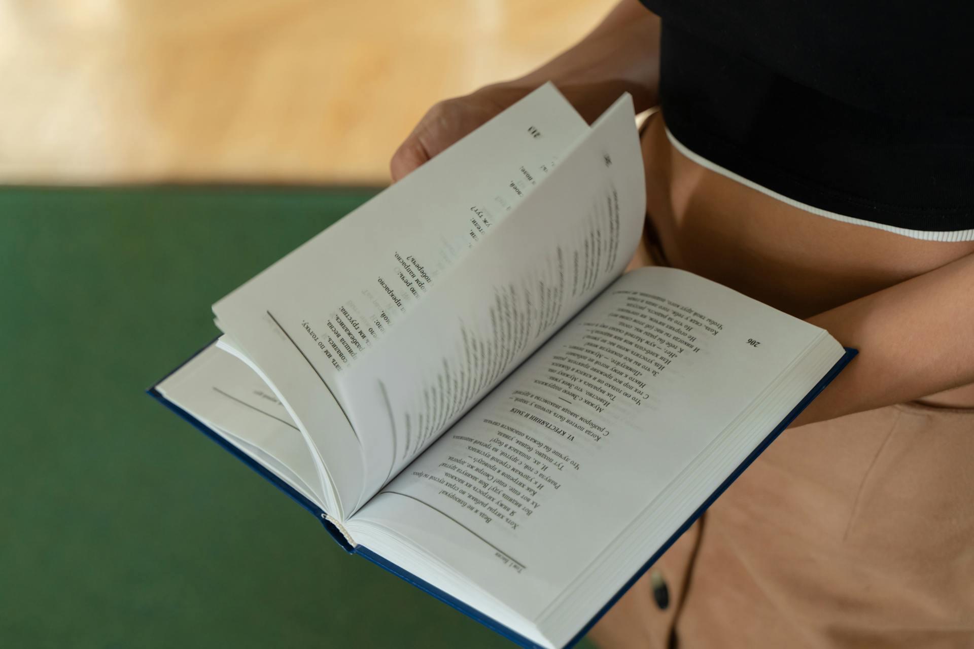 pessoa a folhear livro de poesia