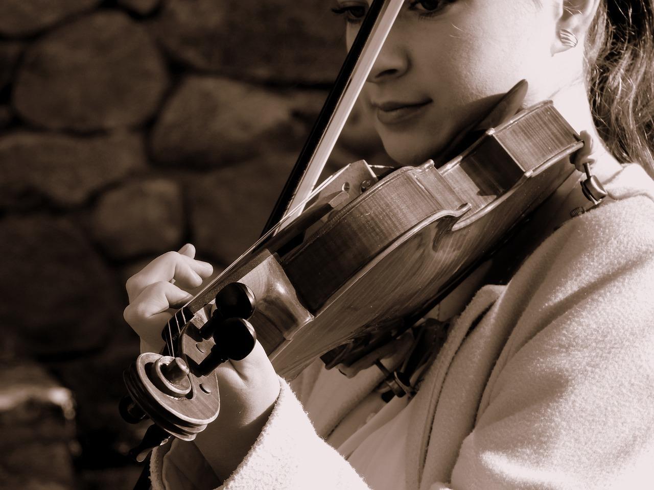 mulher a tocar violino