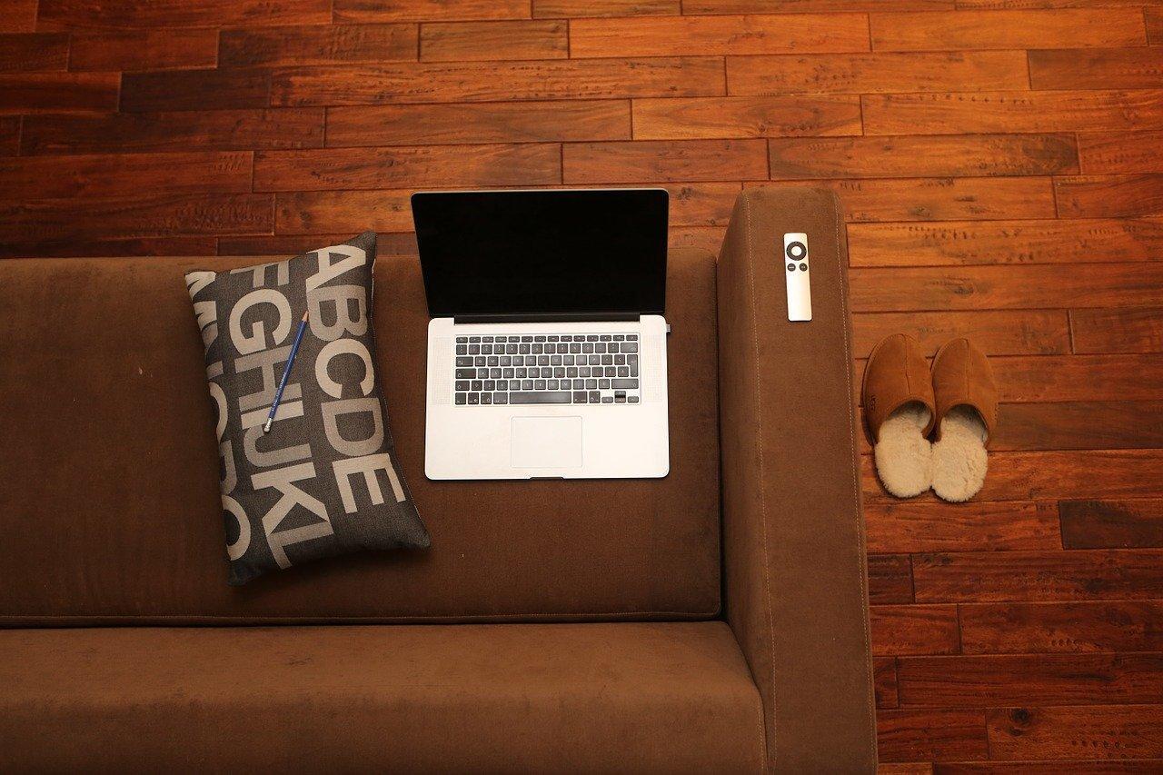 computador num sofa