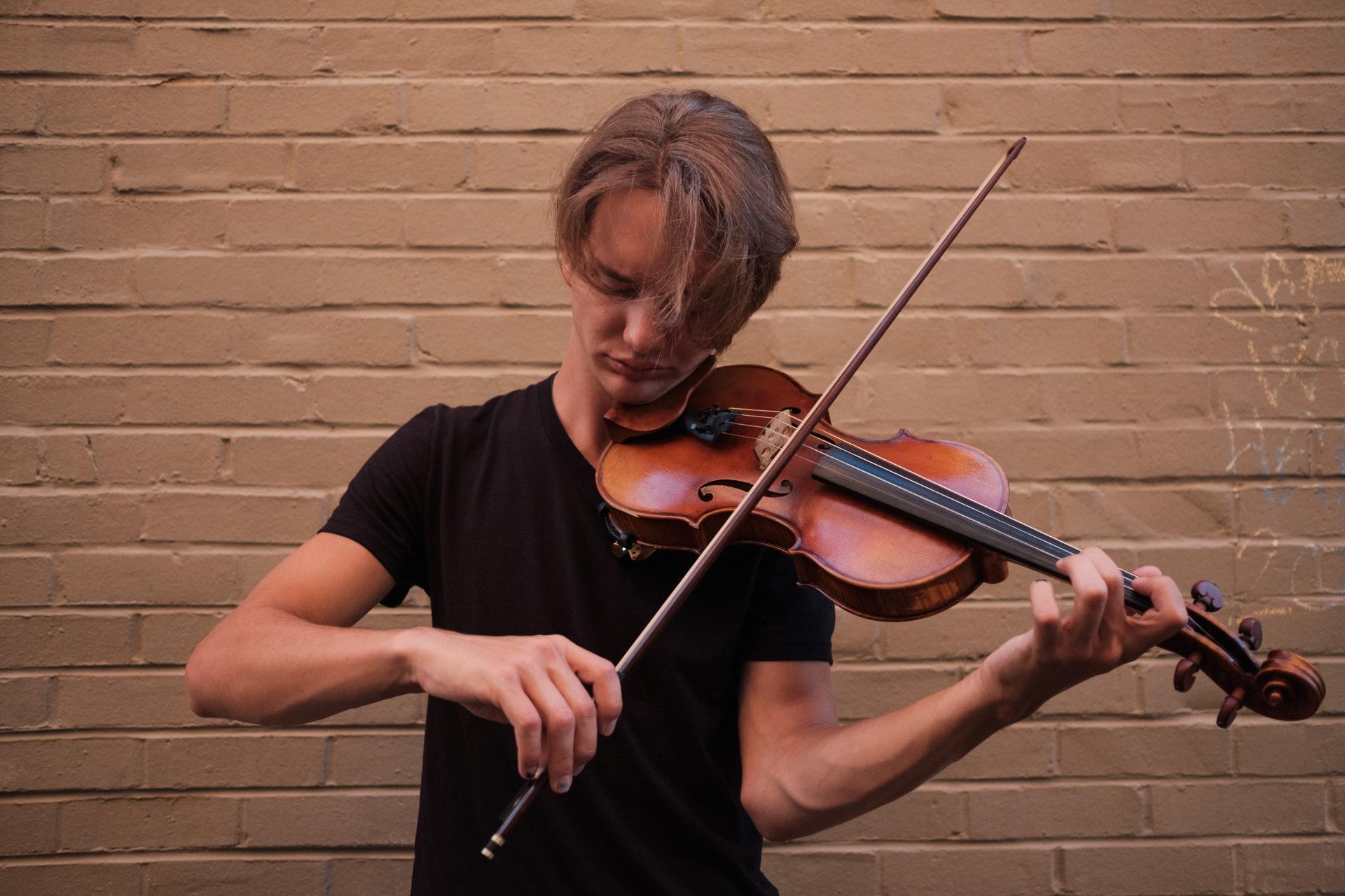 pessoa a tocar violino na rua