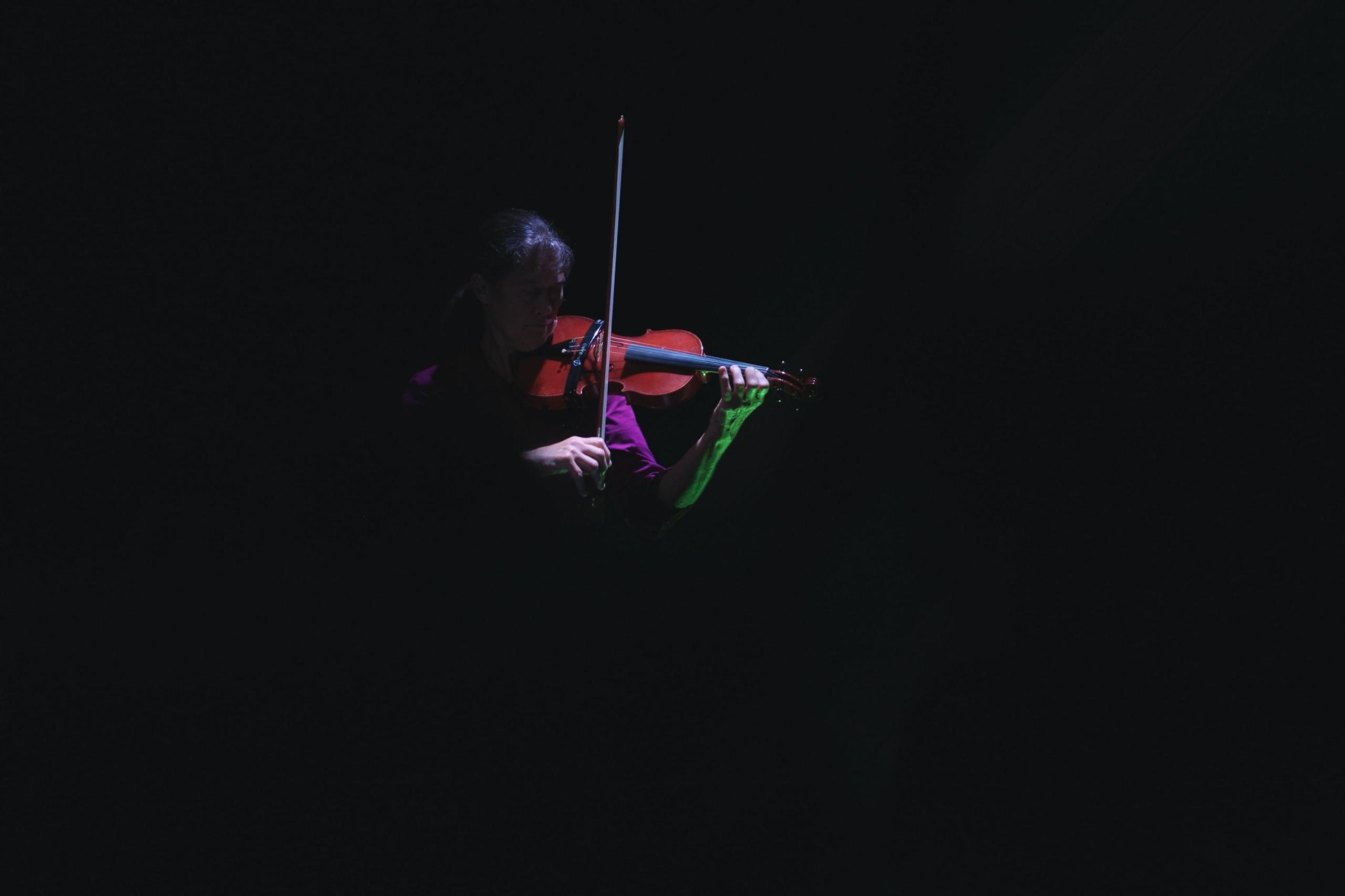 tocar violino no escuro