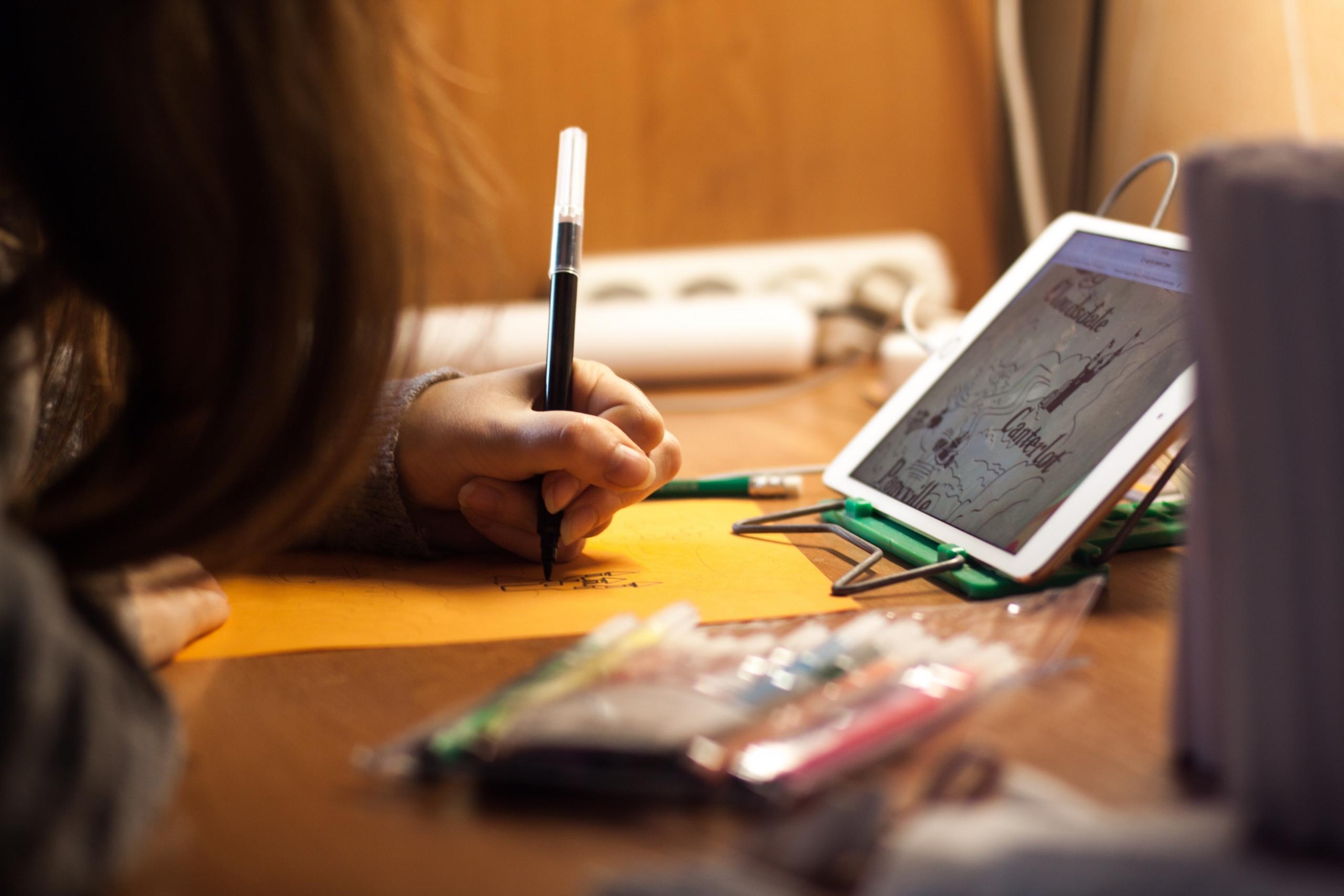 crianca a brincar com tablet