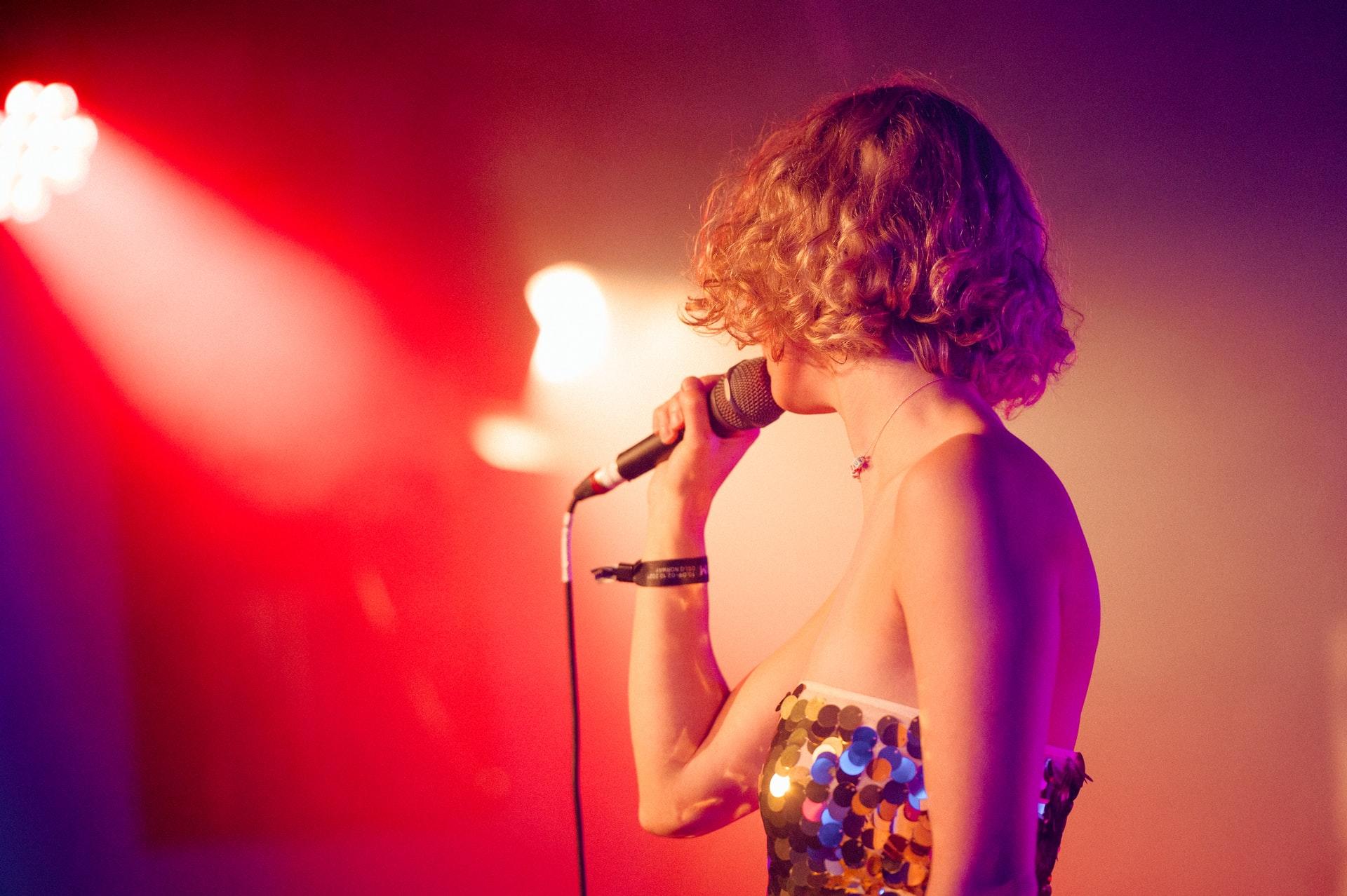 cantora no palco