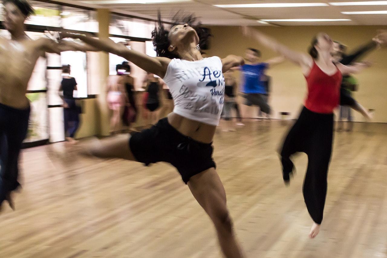 A dança ajuda a convivência entre amigos e vida social