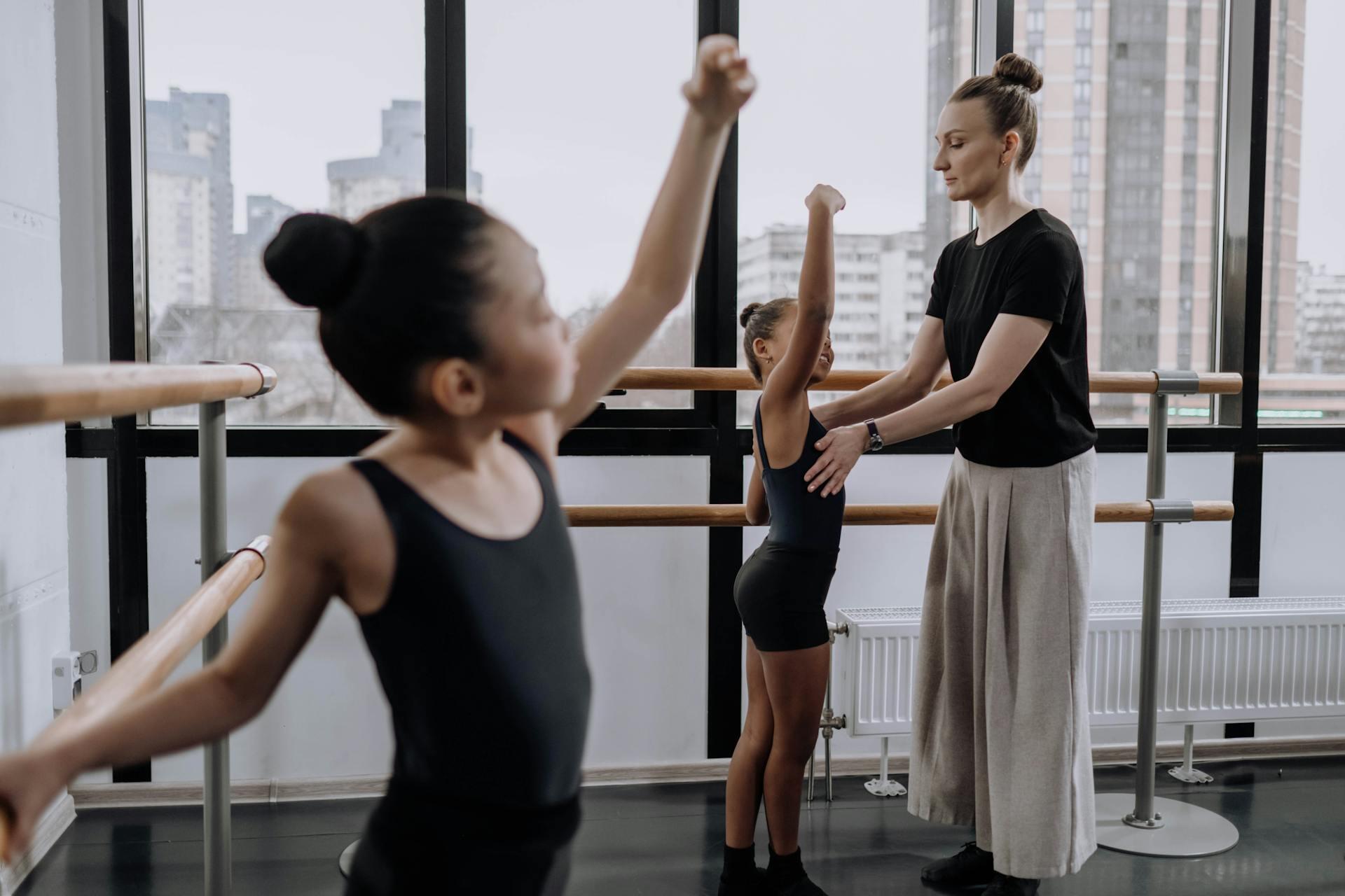 professora a ajudar aluna no ballet