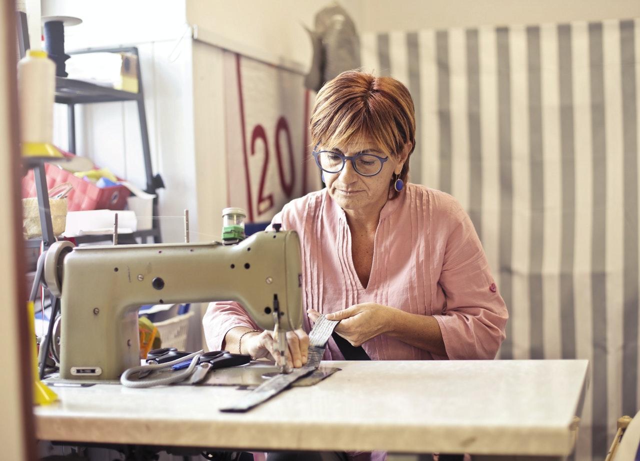 Utilize a máquina de costura para iniciar o seu curso de corte e costura