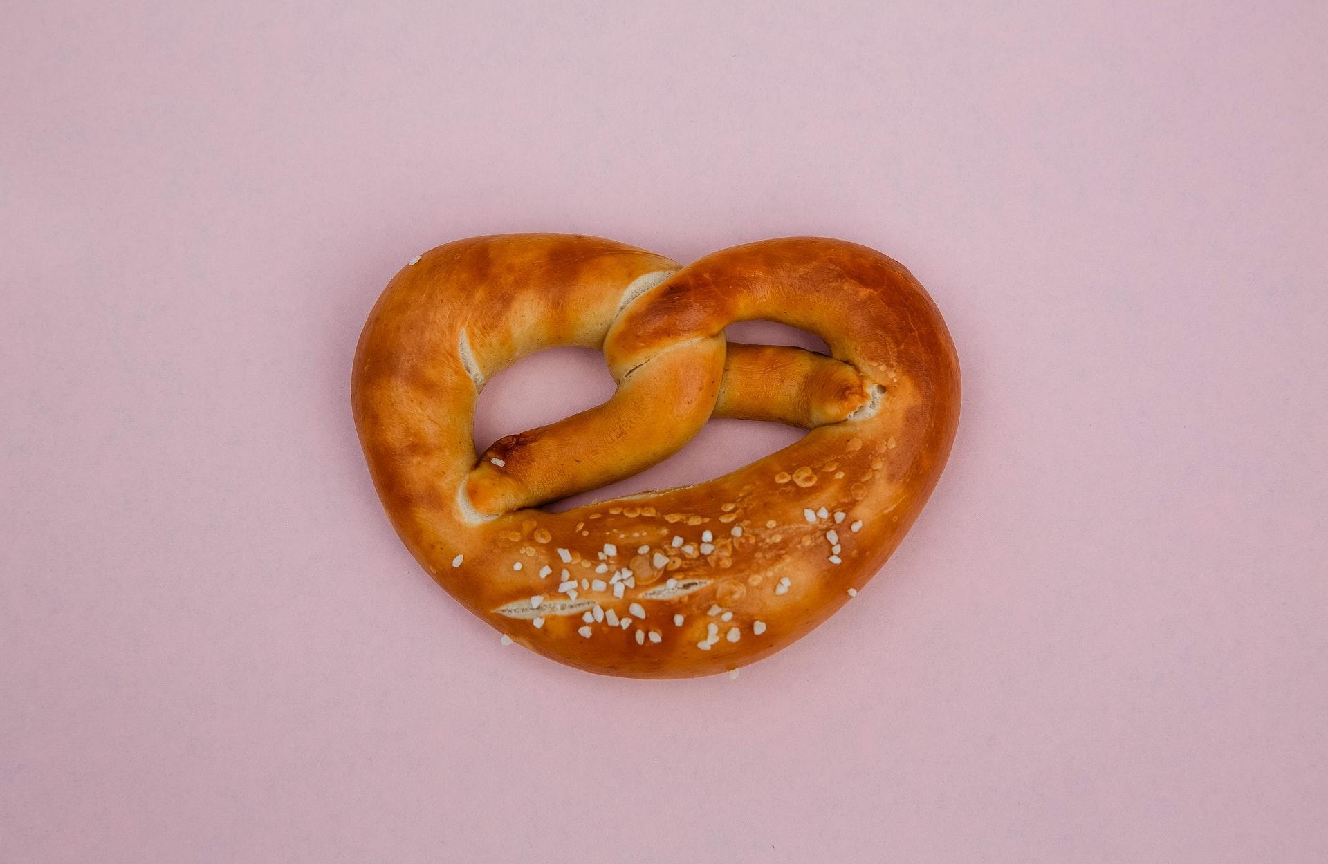 pretzel em fundo rosa