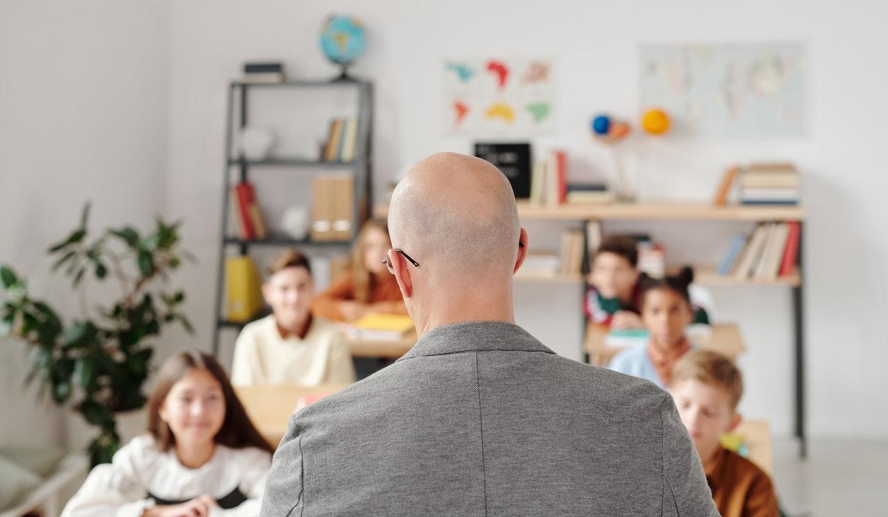 professor e alunos na aula