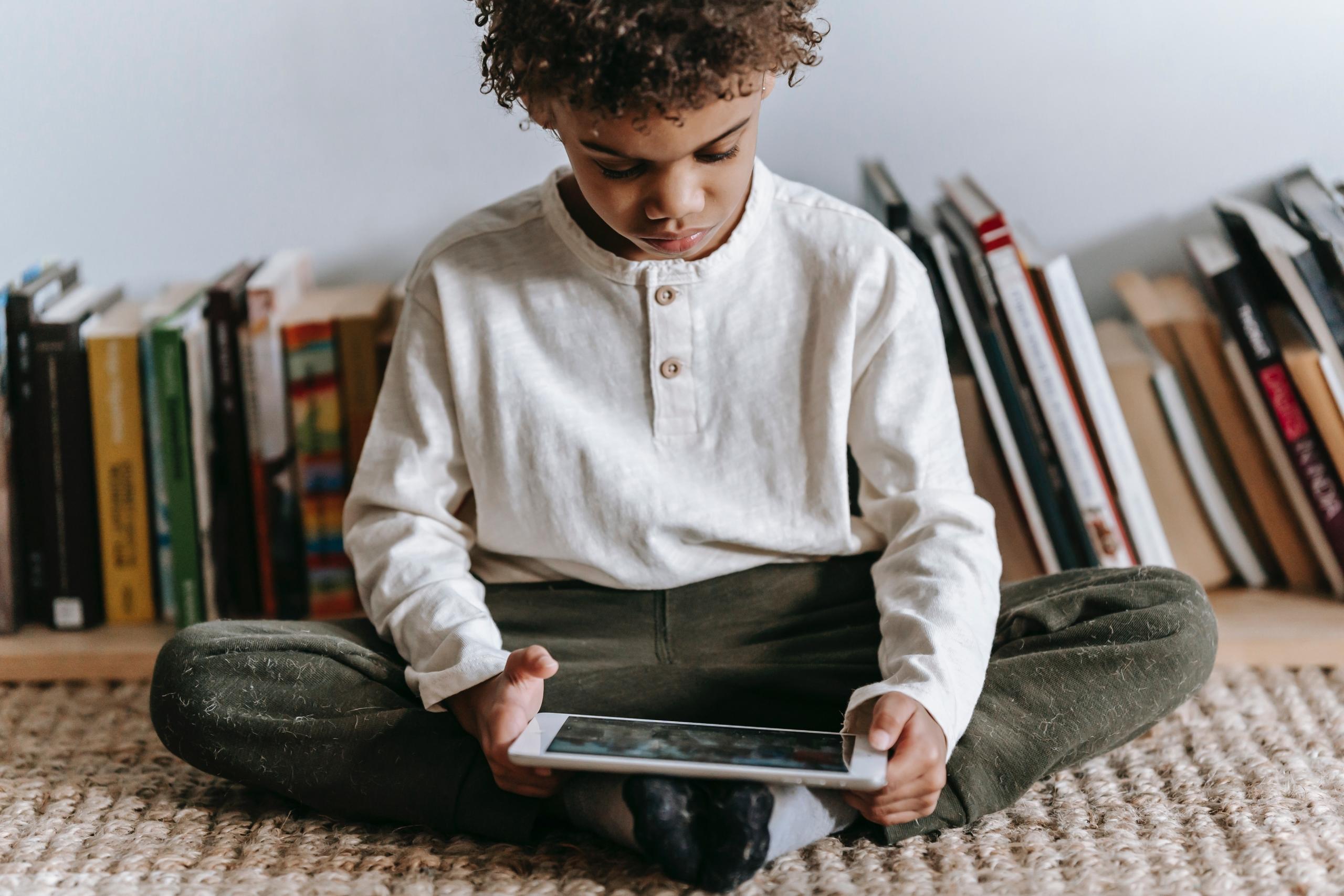 crianca com tablet