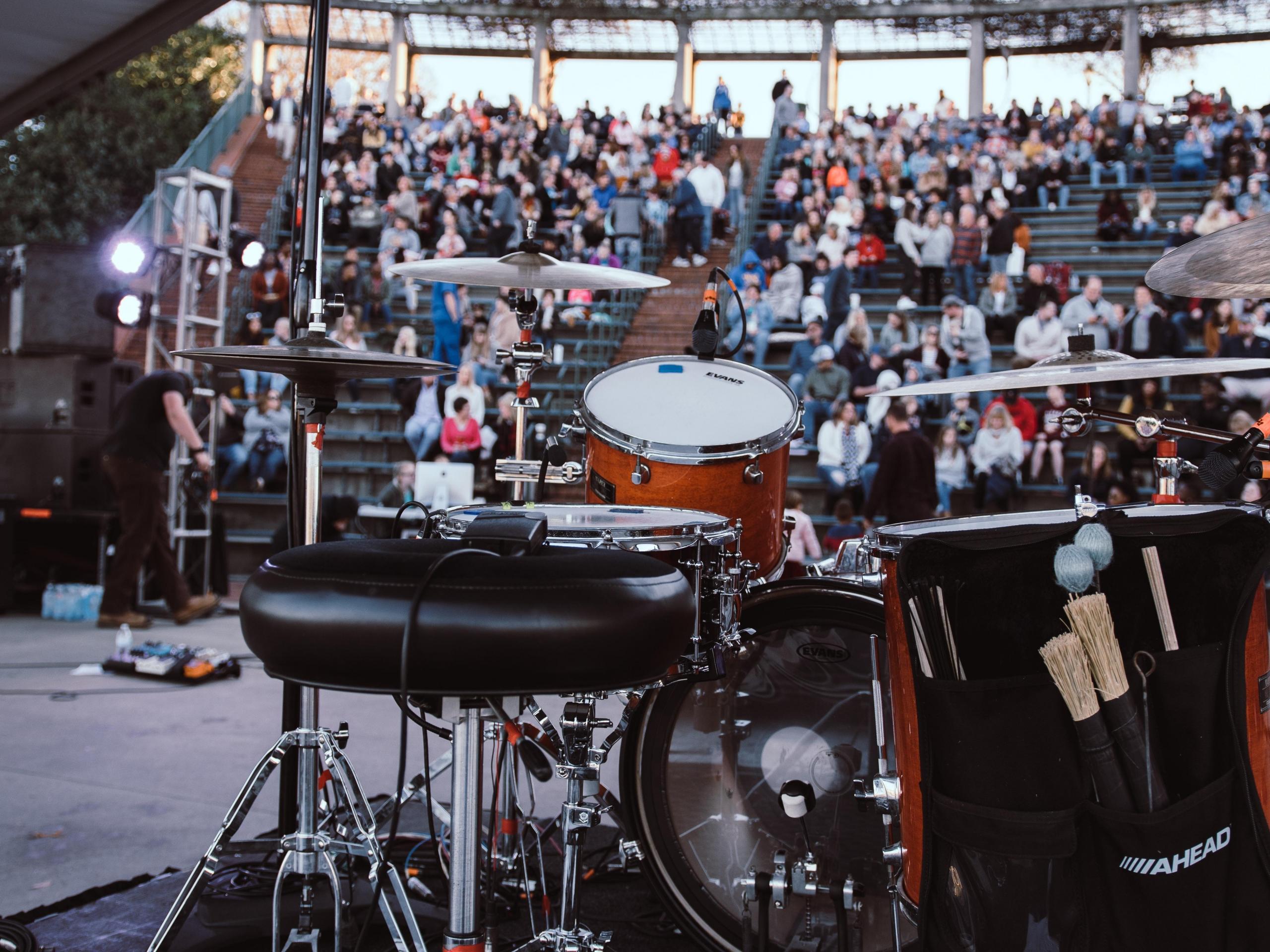 Bateria num concerto antes da pandemia