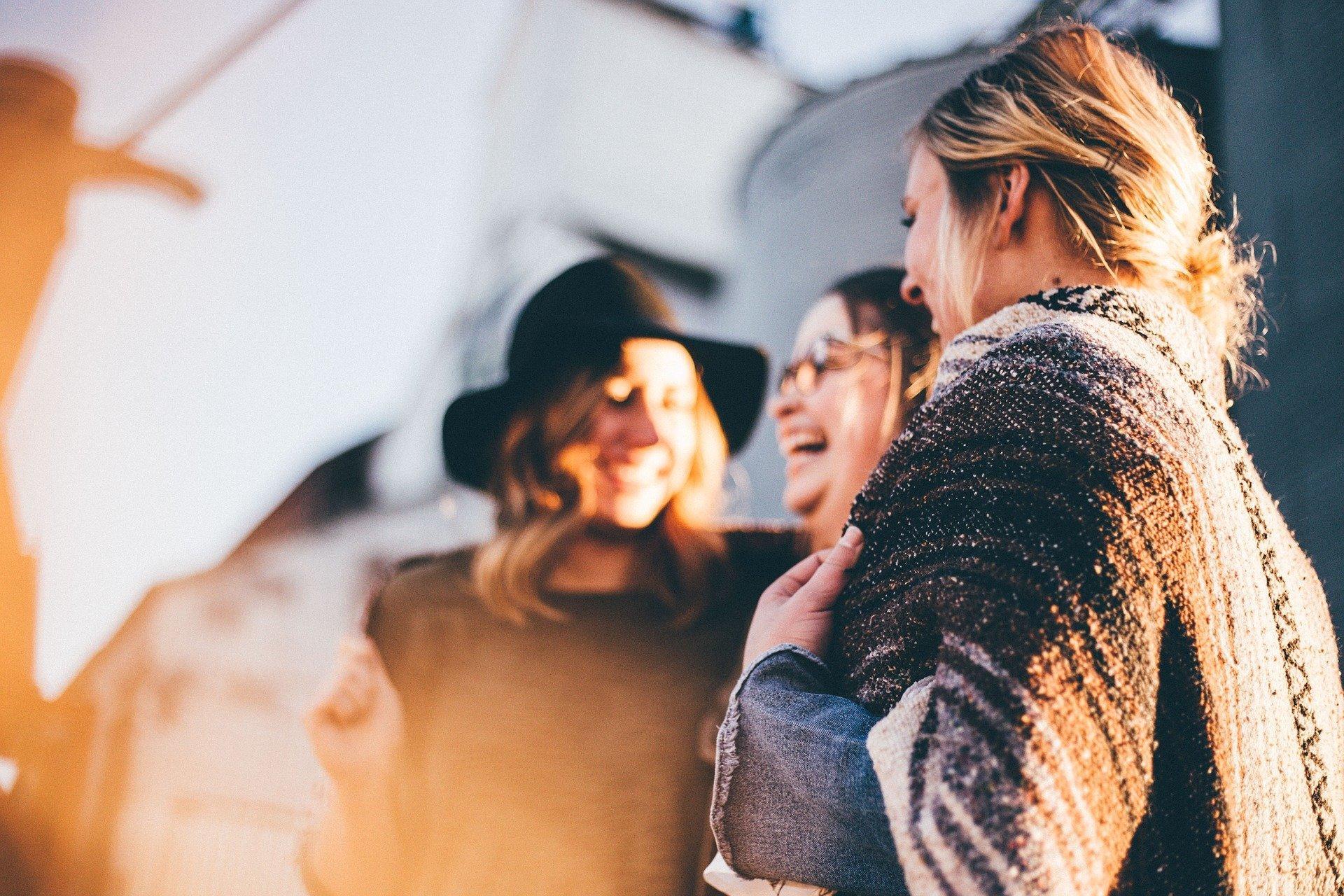 se sabe algumas frases em português, tente conversar com alguns nativos