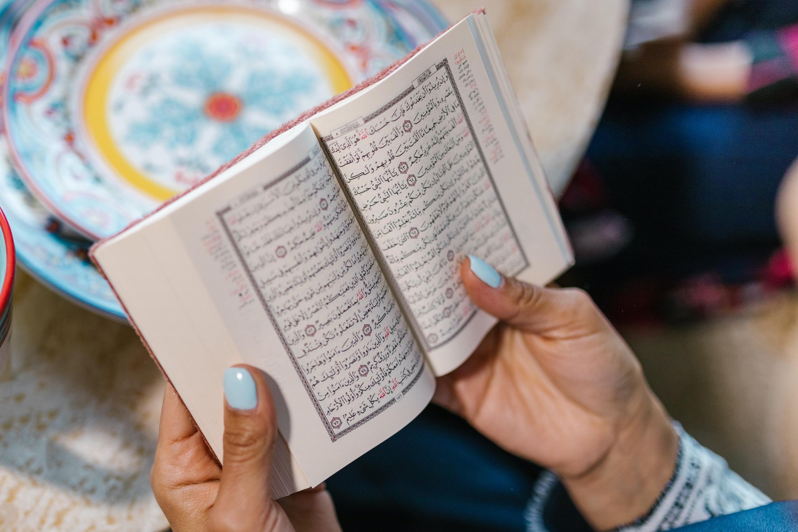 segurar livro arabe