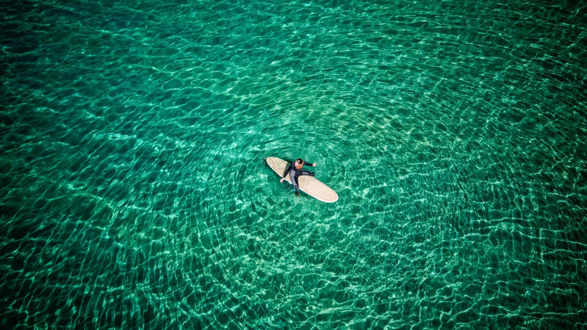 prancha isolada no mar