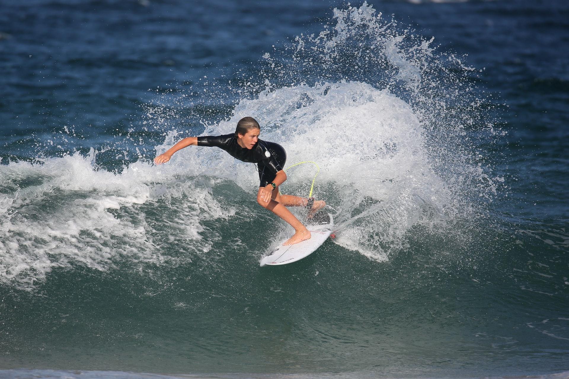 mulher surfista em onda