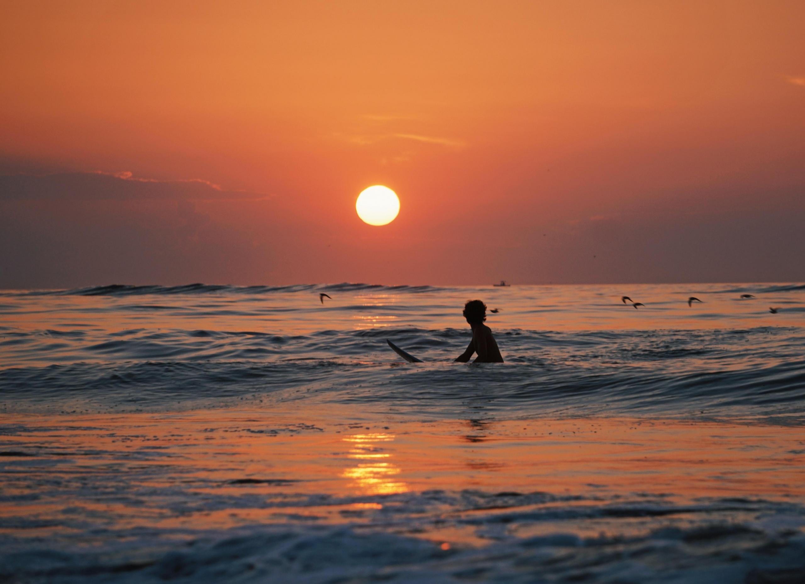 Surf ao pôr do sol