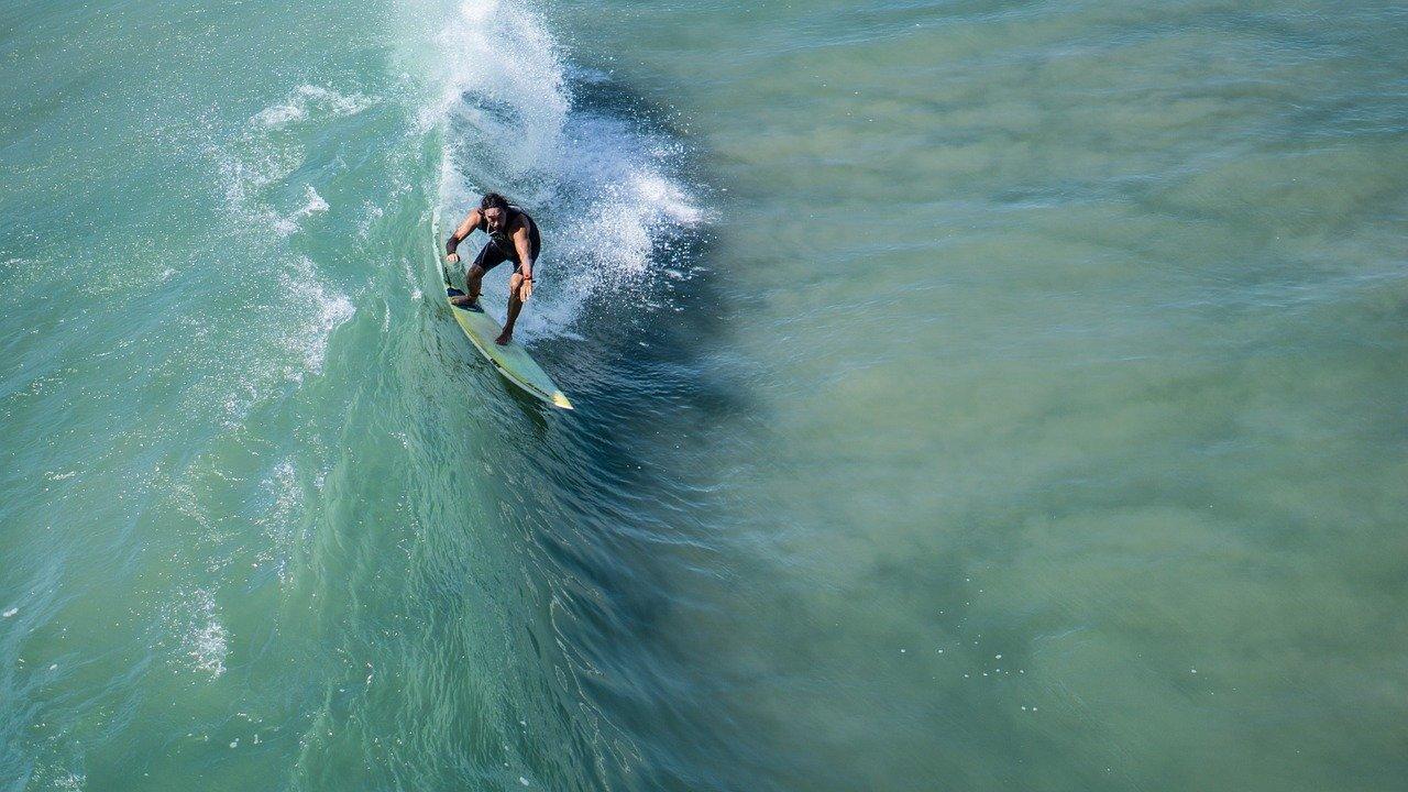 surfista na onda