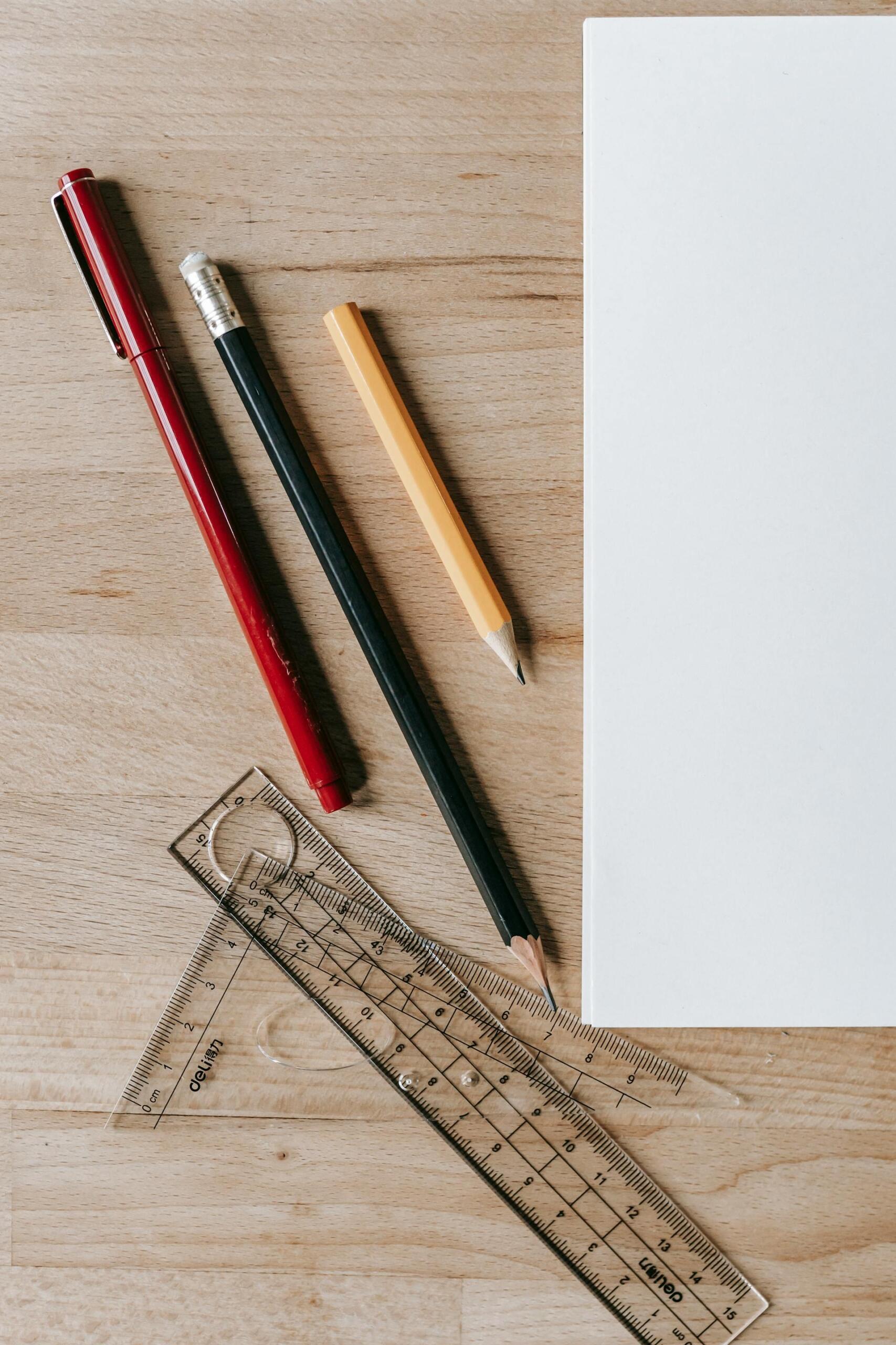 conjunto de lápis, régua e esquadro