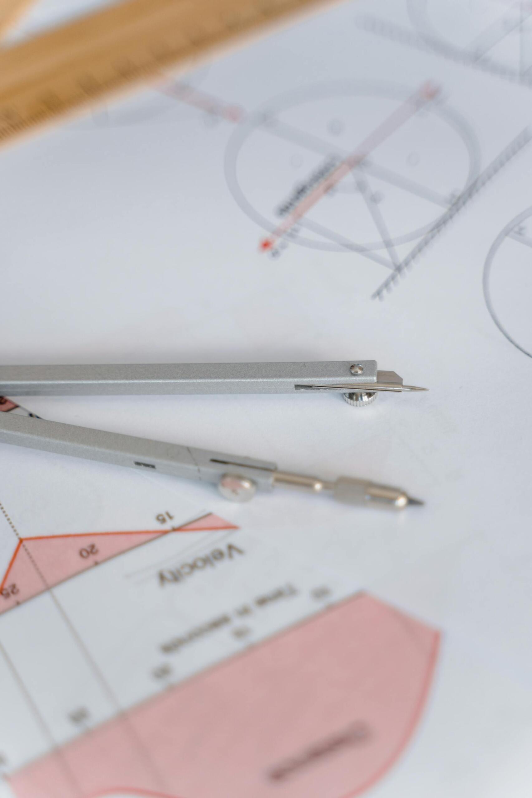 compasso e figuras geométricas