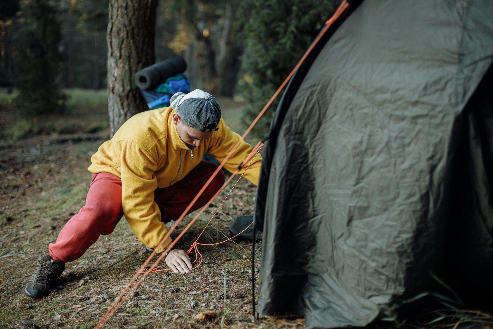 montar uma tenda de campismo e ler todas as instruções do manual