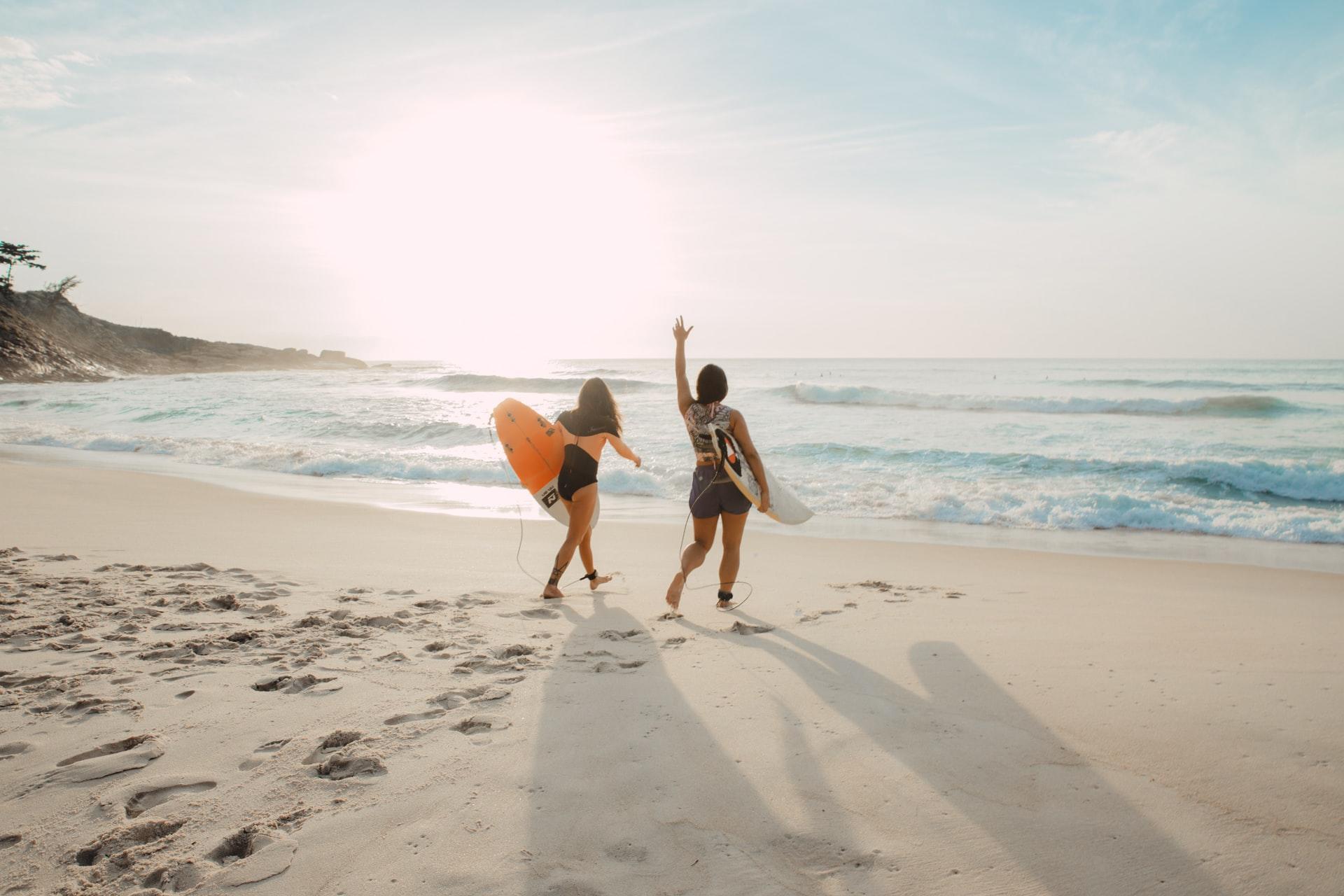 duas mulheres surfistas