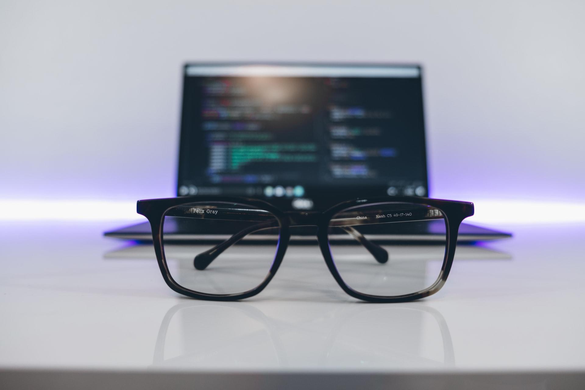 oculos em frente a um computador
