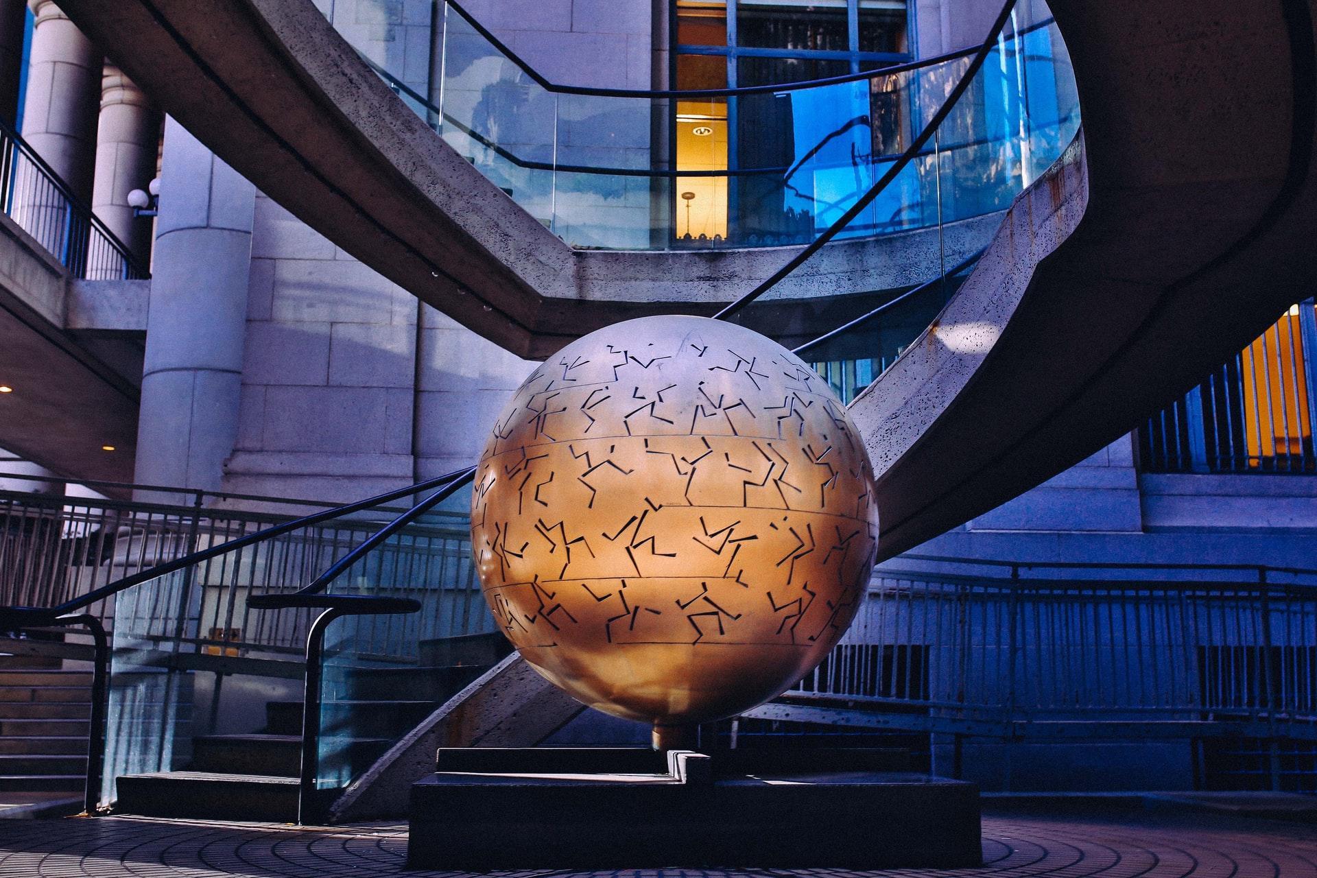 globo dentro de um edificio