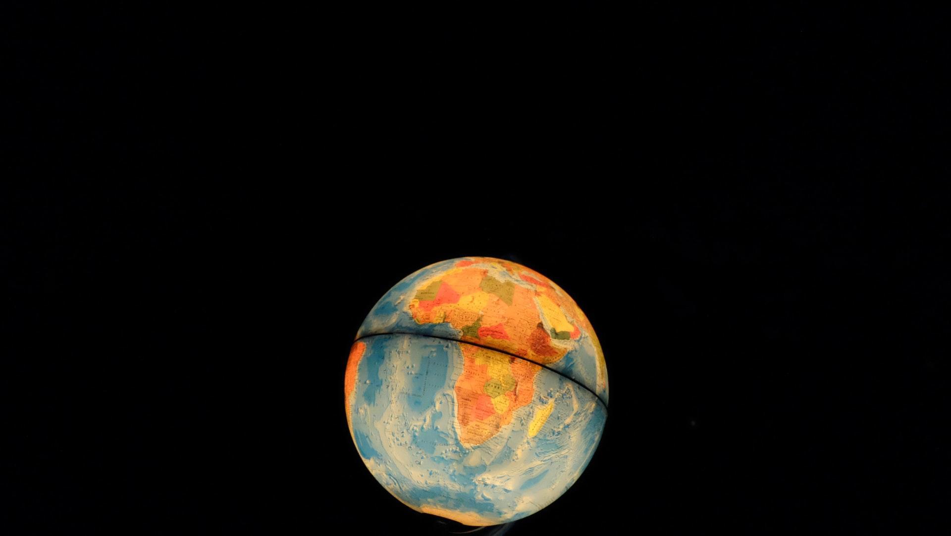 globo num fundo escuro