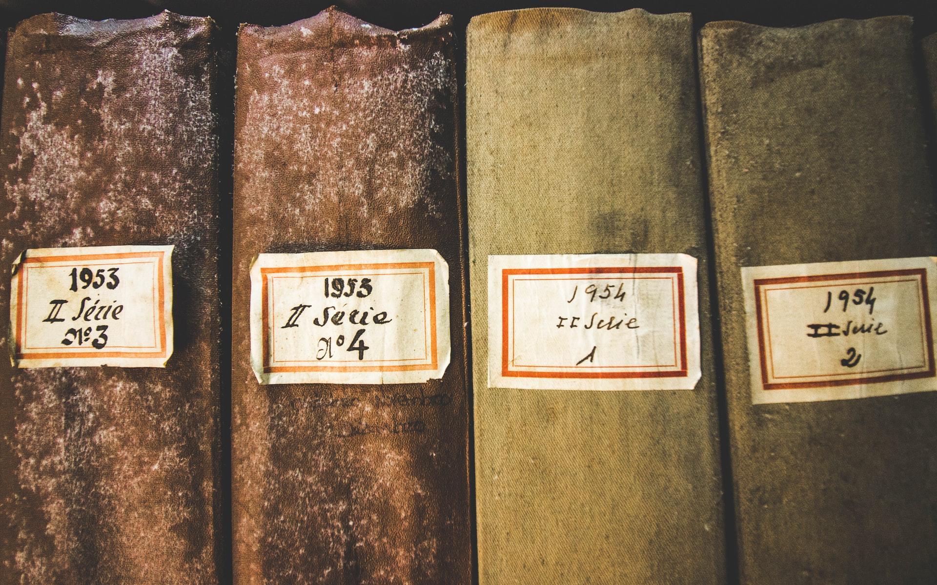 etiquetas nas lombadas de livros