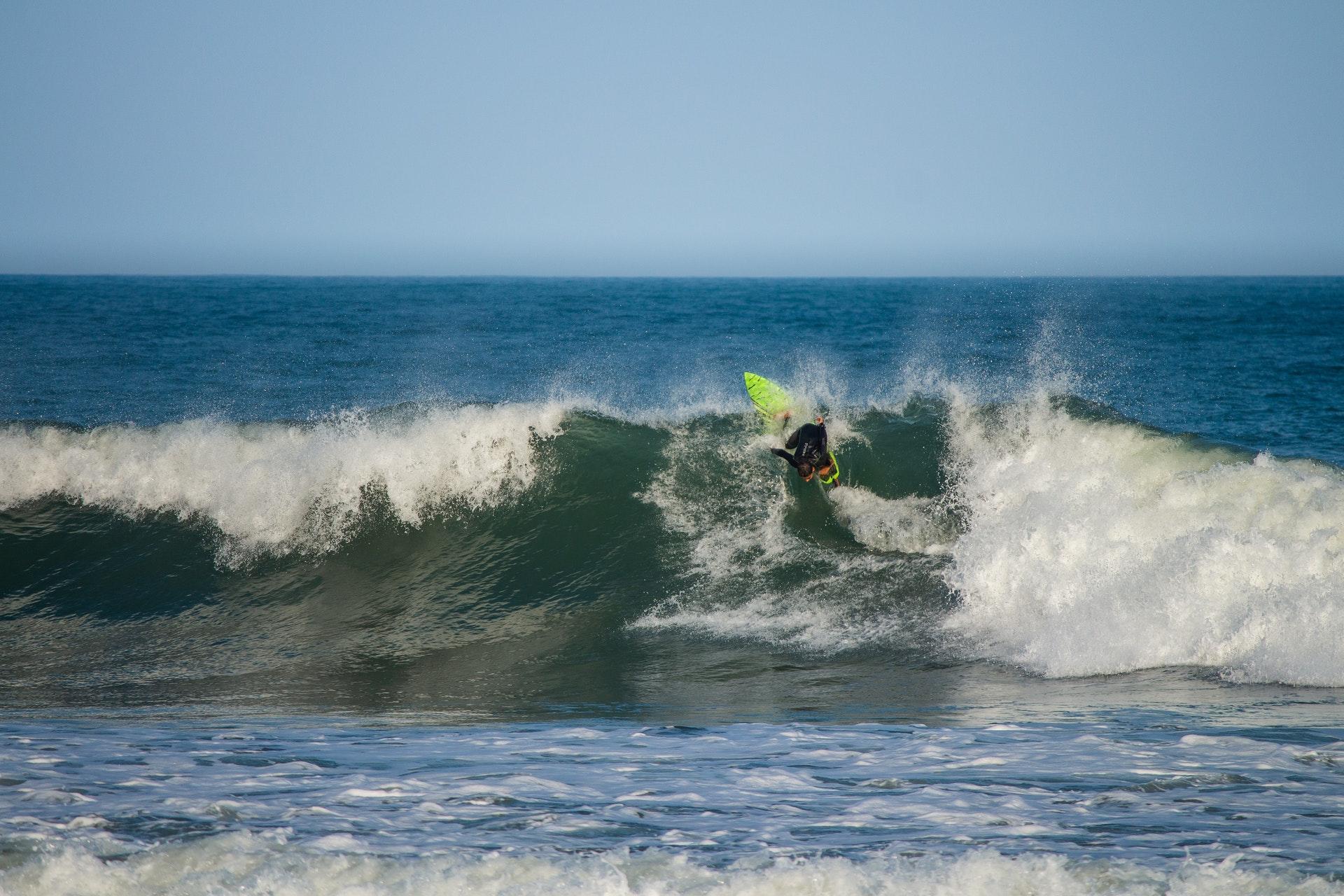 água do mar, aquela onda perfeita e a praia são o paraíso perfeit