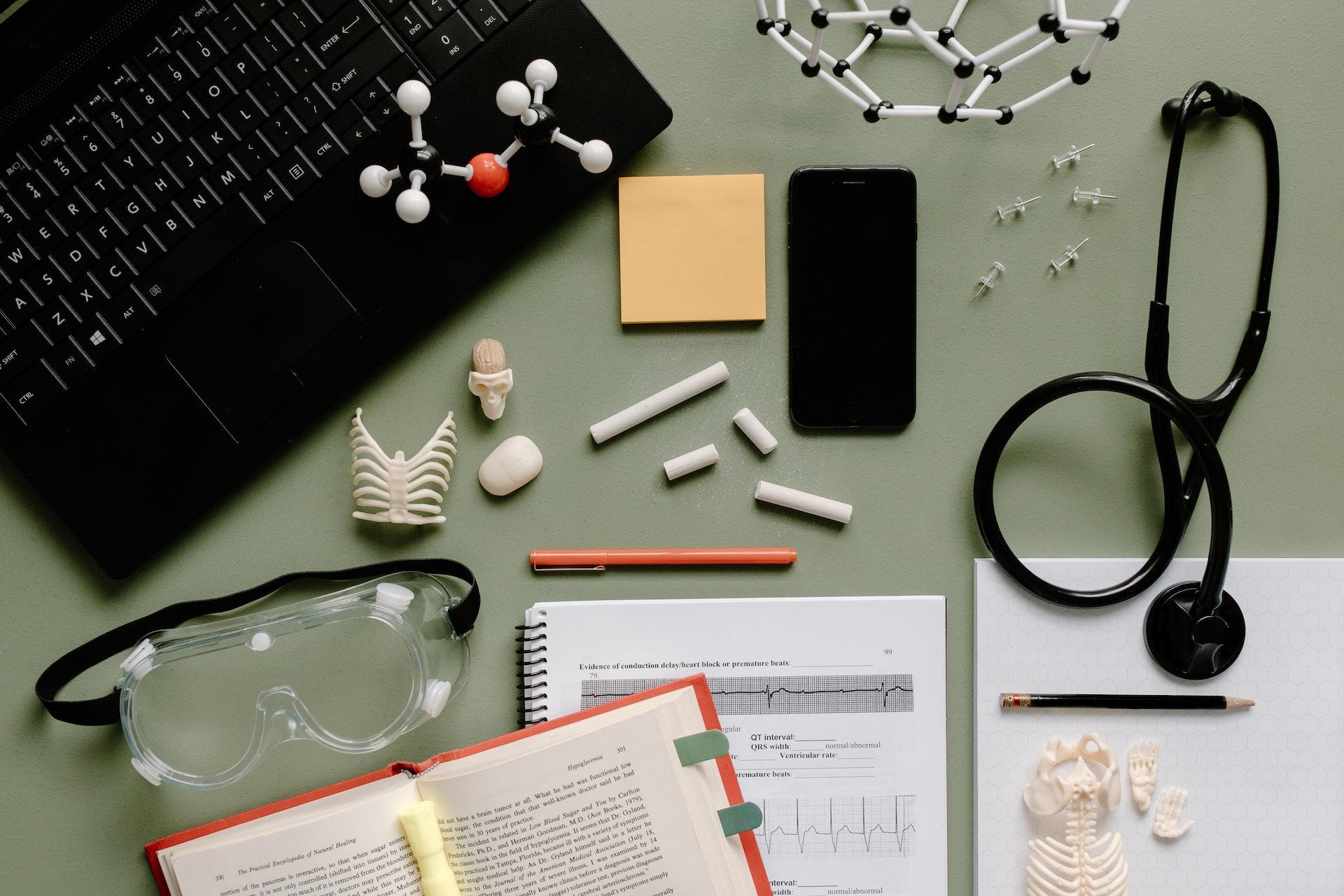livros bioquimica, computador e recursos estudo