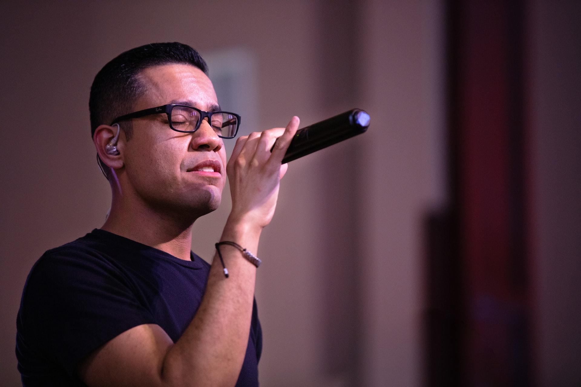 homem a segurar microfone