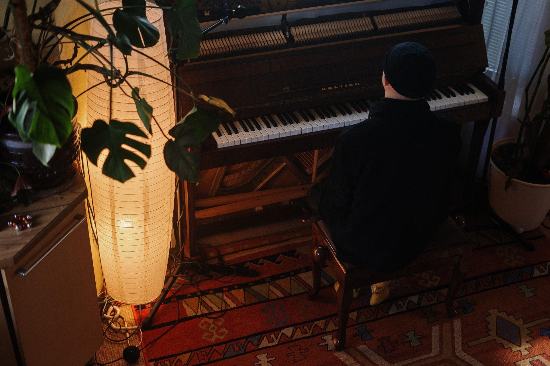 piano vertical, digital ou de cauda