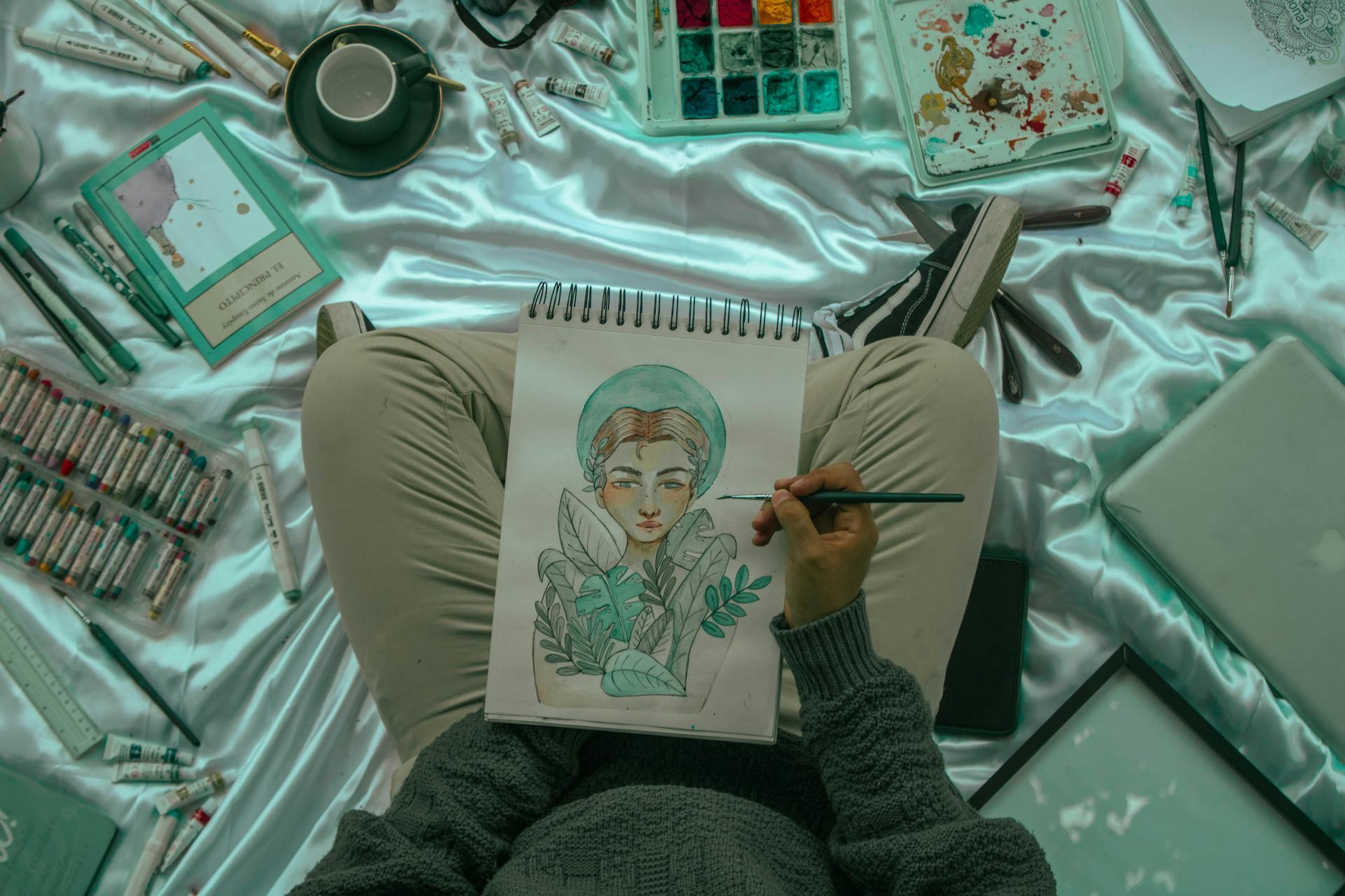 desenho colorido de uma mulher