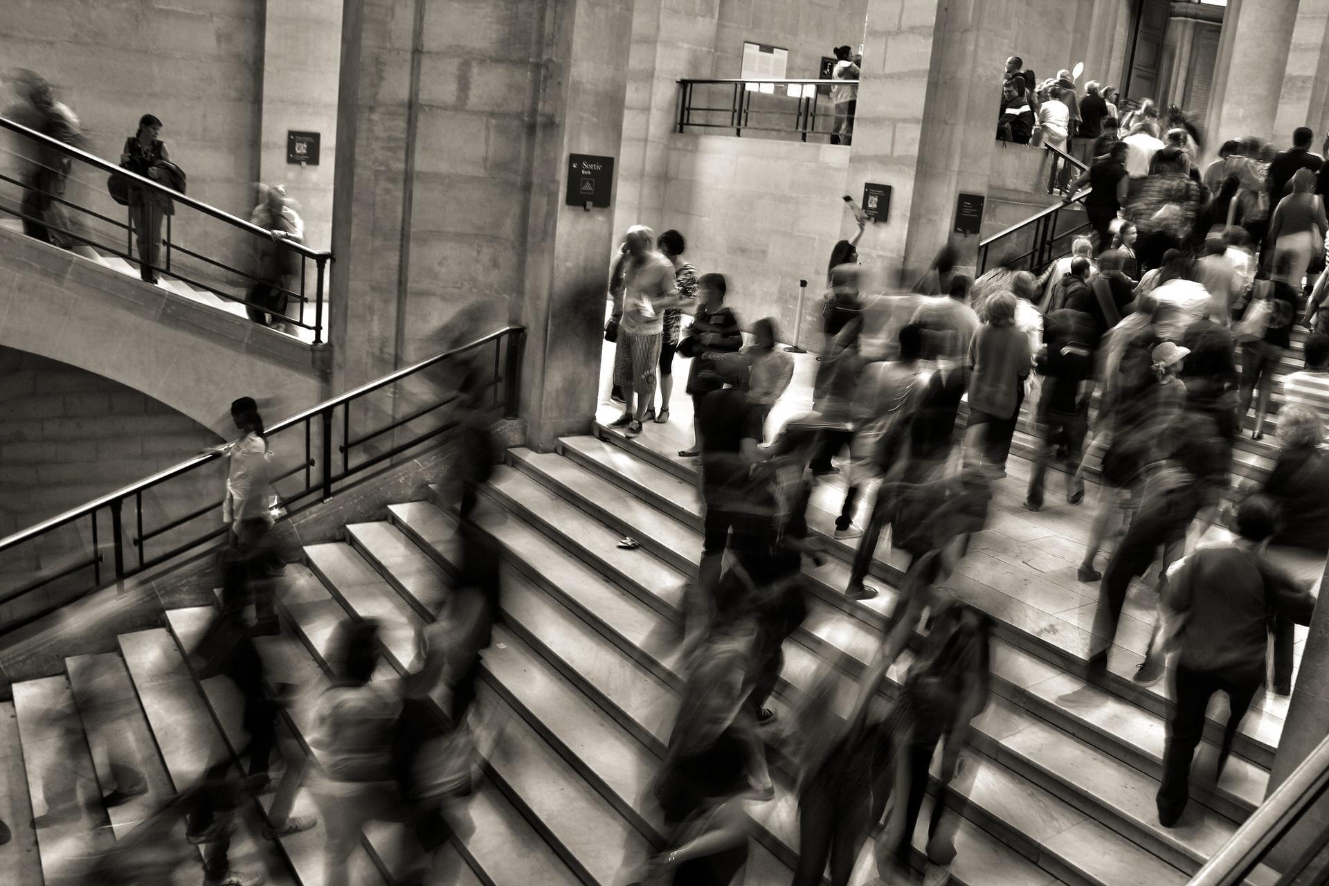 alunos a descer um corredor