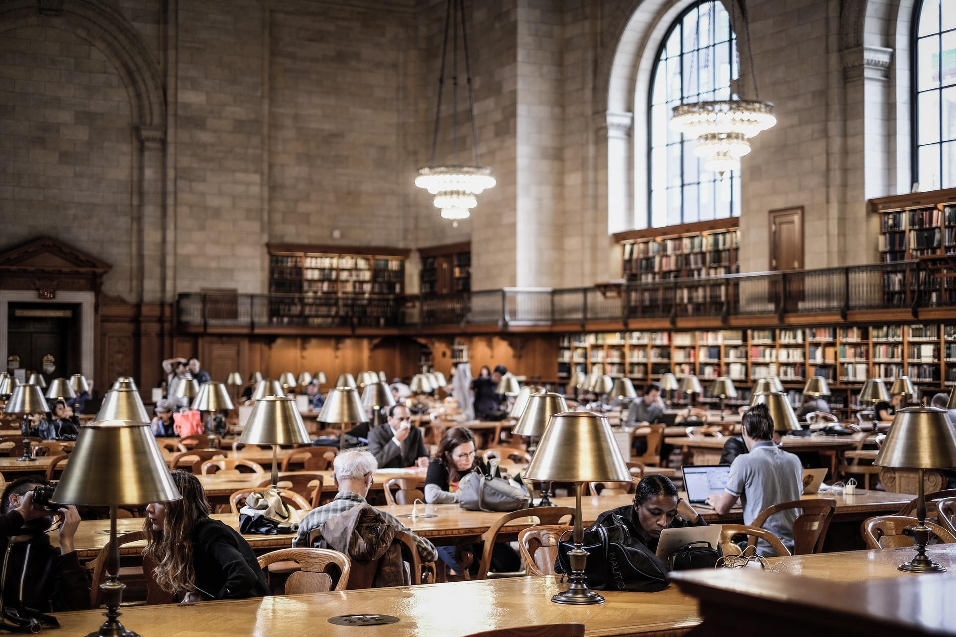 alunos a estudar na biblioteca