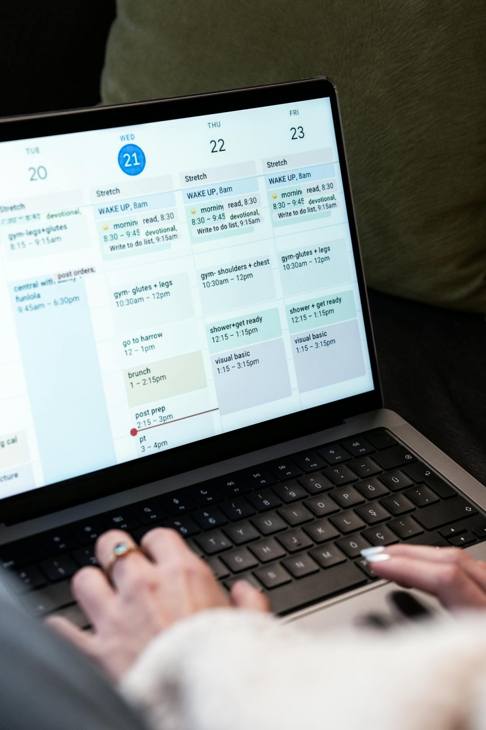 pessoa a mexer em calendário online