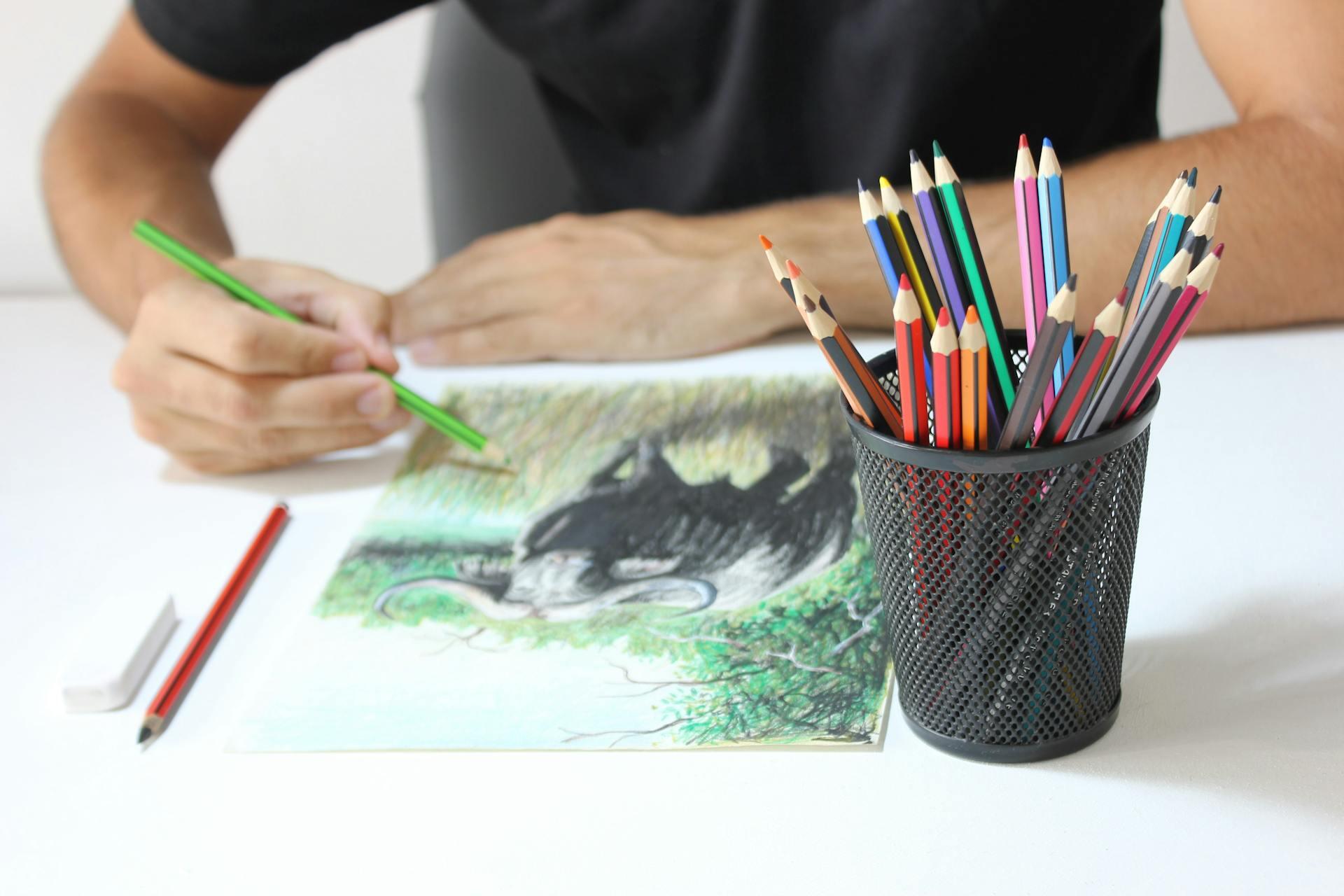 pessoa a fazer desenho a cores