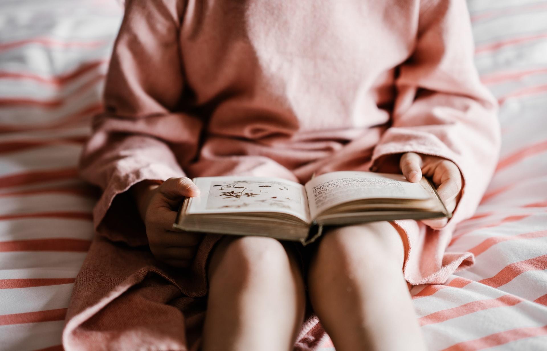 menina com livro