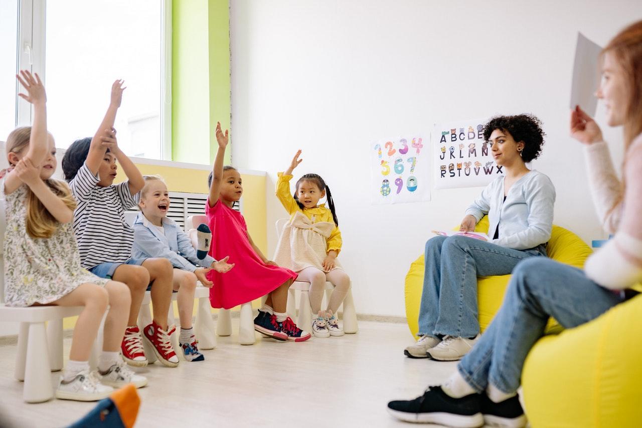 varias criancas na aula