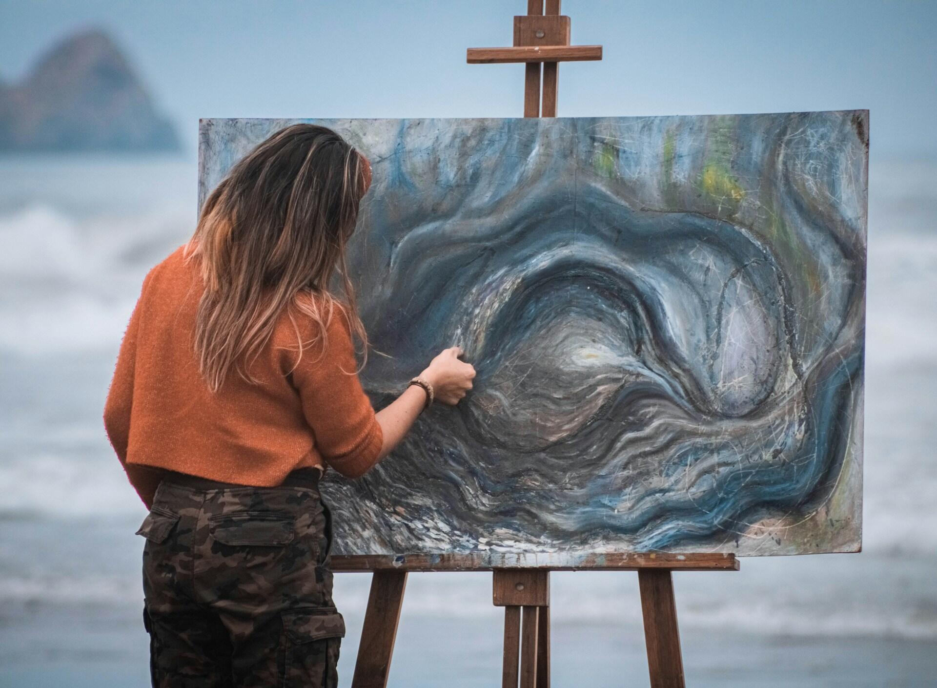 mulher a pintar na praia